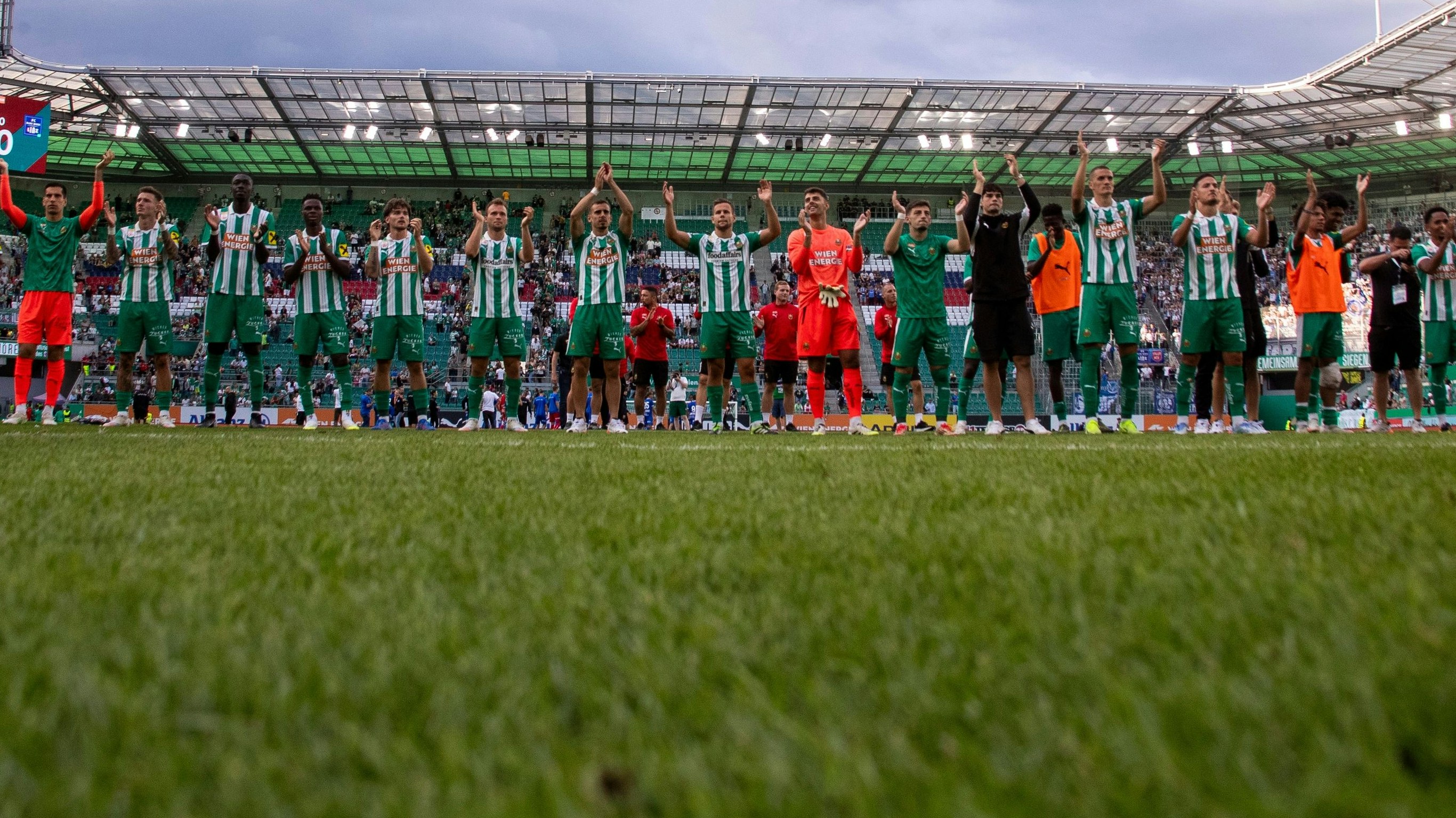 Heute.at - Stöger tritt auf die Bremse: Müssen demütig bleiben