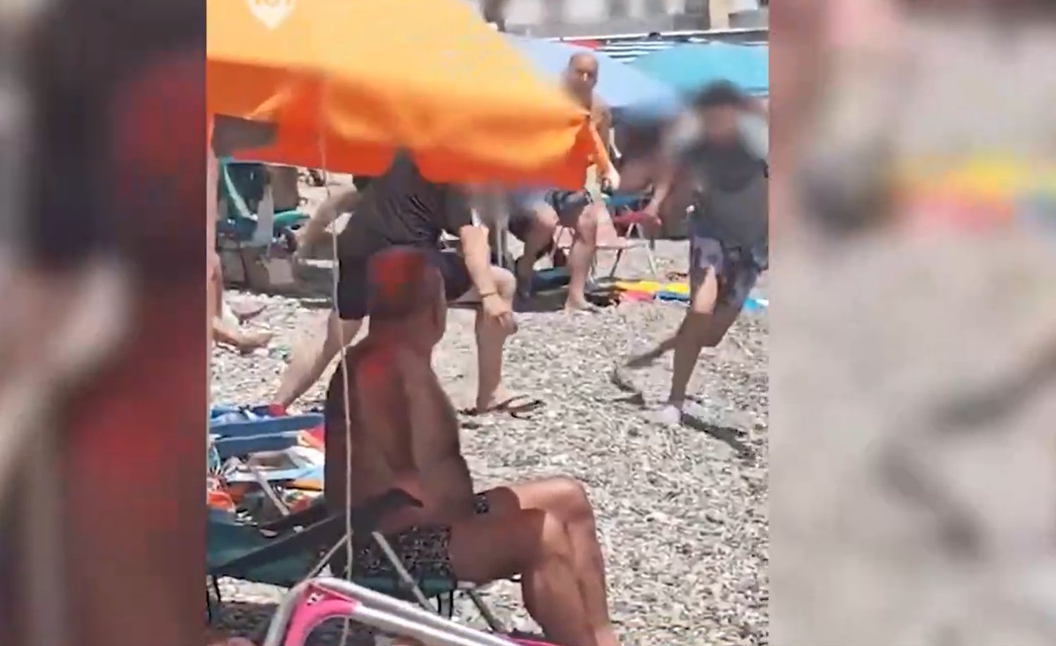 In Castell de Ferro springen Migranten aus einem Boot ins Meer. Die Szene löst Chaos und hitzige Debatten über Rassismus aus.