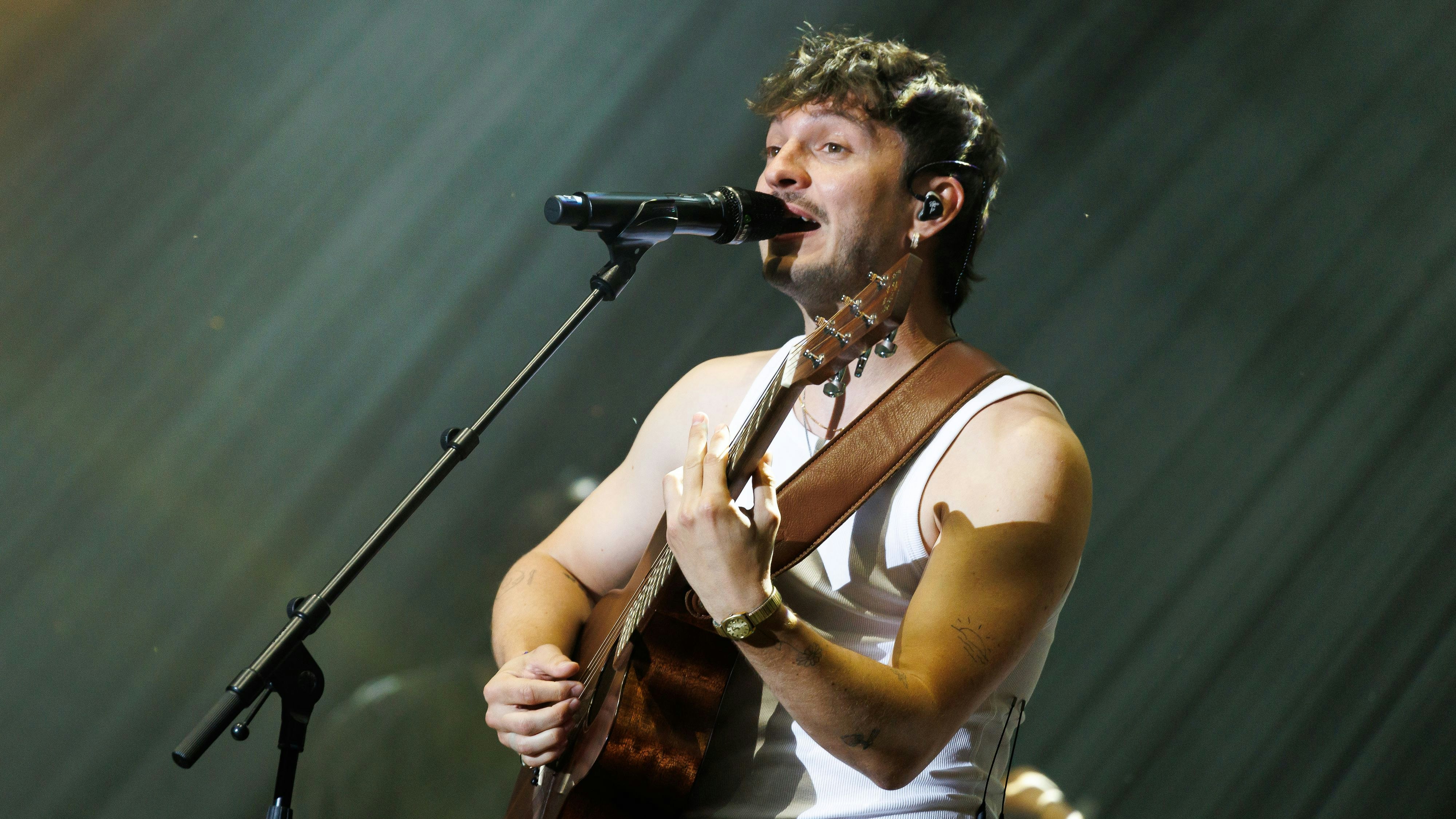 Download von www.picturedesk.com am 06.08.2025 (15:03).  *** SERVICEBILD *** ABD0065_20250622 - WIEN - ÖSTERREICH: Sänger RIAN mit der Band "Aut of Orda" während eines Konzertes auf der Festbühne, im Rahmen des 42. Donauinselfestes am Sonntag, 22. Juni 2025 in Wien. Das 42. Donauinselfest findet vom Freitag, 20. Juni bis Sonntag, 22. Juni 2025 in Wien statt. - FOTO: APA/FLORIAN WIESER - +++EDITORIAL USE ONLY - NO SALES+++.++ WIR WEISEN AUSDRÜCKLICH DARAUF HIN, DASS EINE VERWENDUNG DES BILDES AUS MEDIEN- UND/ODER URHEBERRECHTLICHEN GRÜNDEN AUSSCHLIESSLICH IM ZUSAMMENHANG MIT DEM ANGEFÜHRTEN ZWECK UND REDAKTIONELL ERFOLGEN DARF++ - 20250622_PD12143 - Rechteinfo: Servicebild (SB) Bei diesem Bild ist PictureDesk ausschlieÃlich technischer Dienstleister und stellt eine technische BearbeitungsgebÃ¼hr in Rechnung. PictureDesk ist weder Urheber noch Rechteinhaber. Die Nutzung liegt in alleiniger Verantwortung des Kunden. Nur fÃ¼r redaktionelle Nutzung!