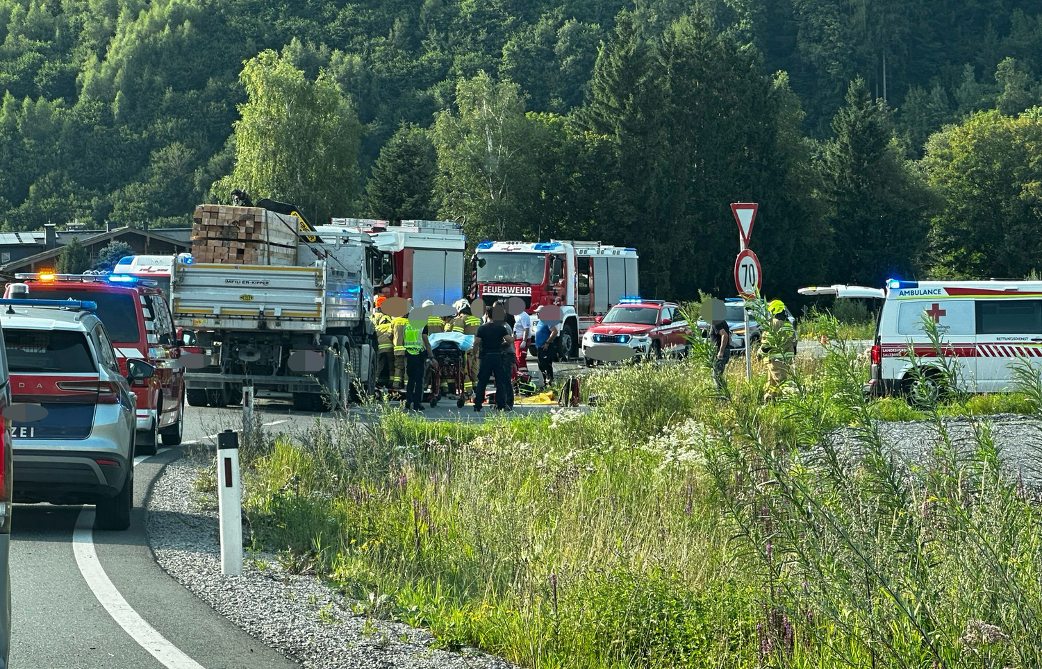 Heute.at - Schwerer Crash in Zell am See fordert zwei Verletzte