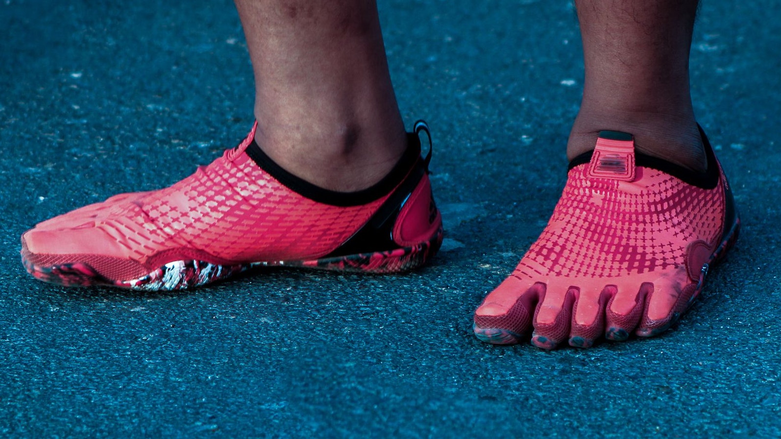 barefoot marathon runner warming up before his startup.