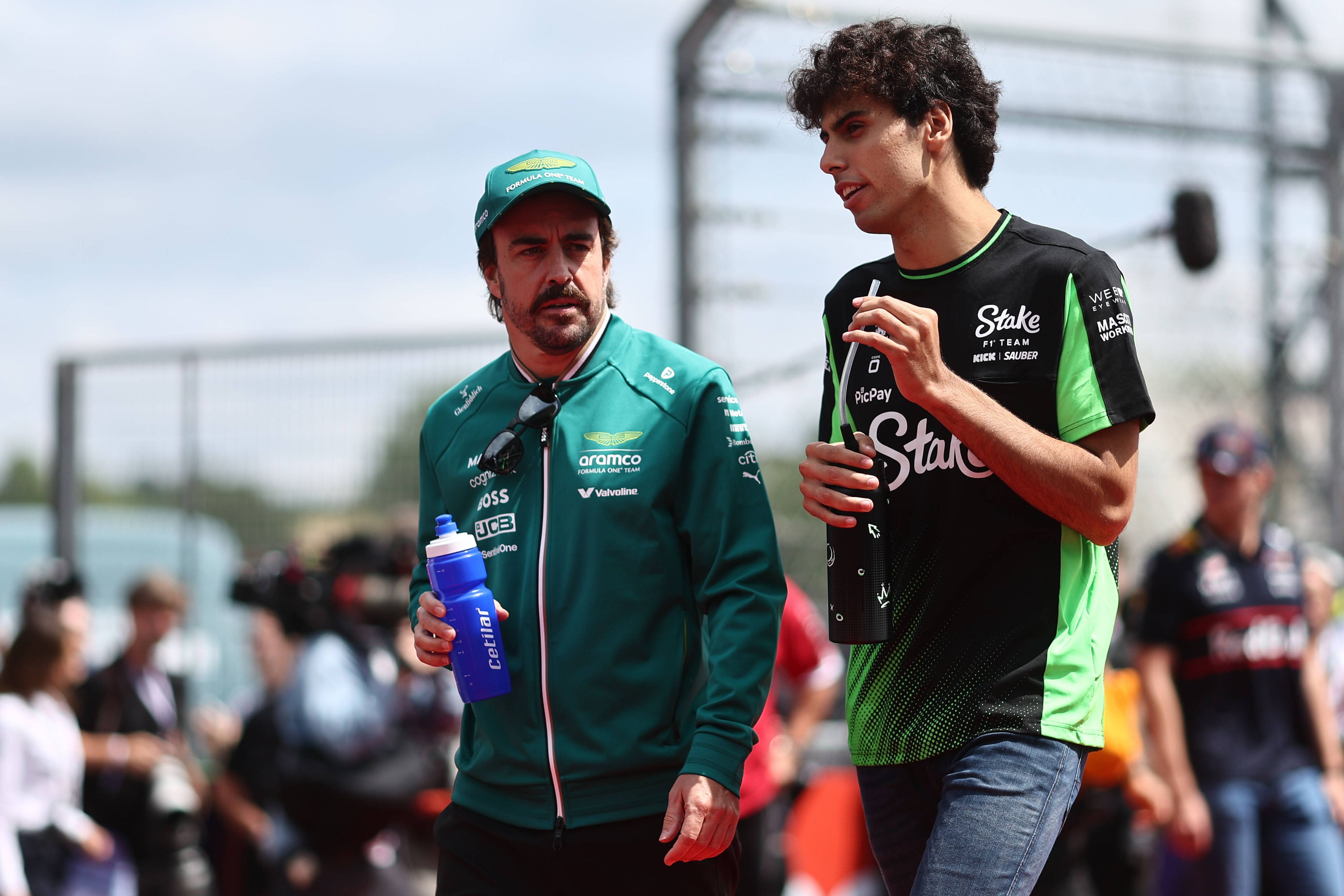 Fernando Alonso und Gabriel Bortoleto.