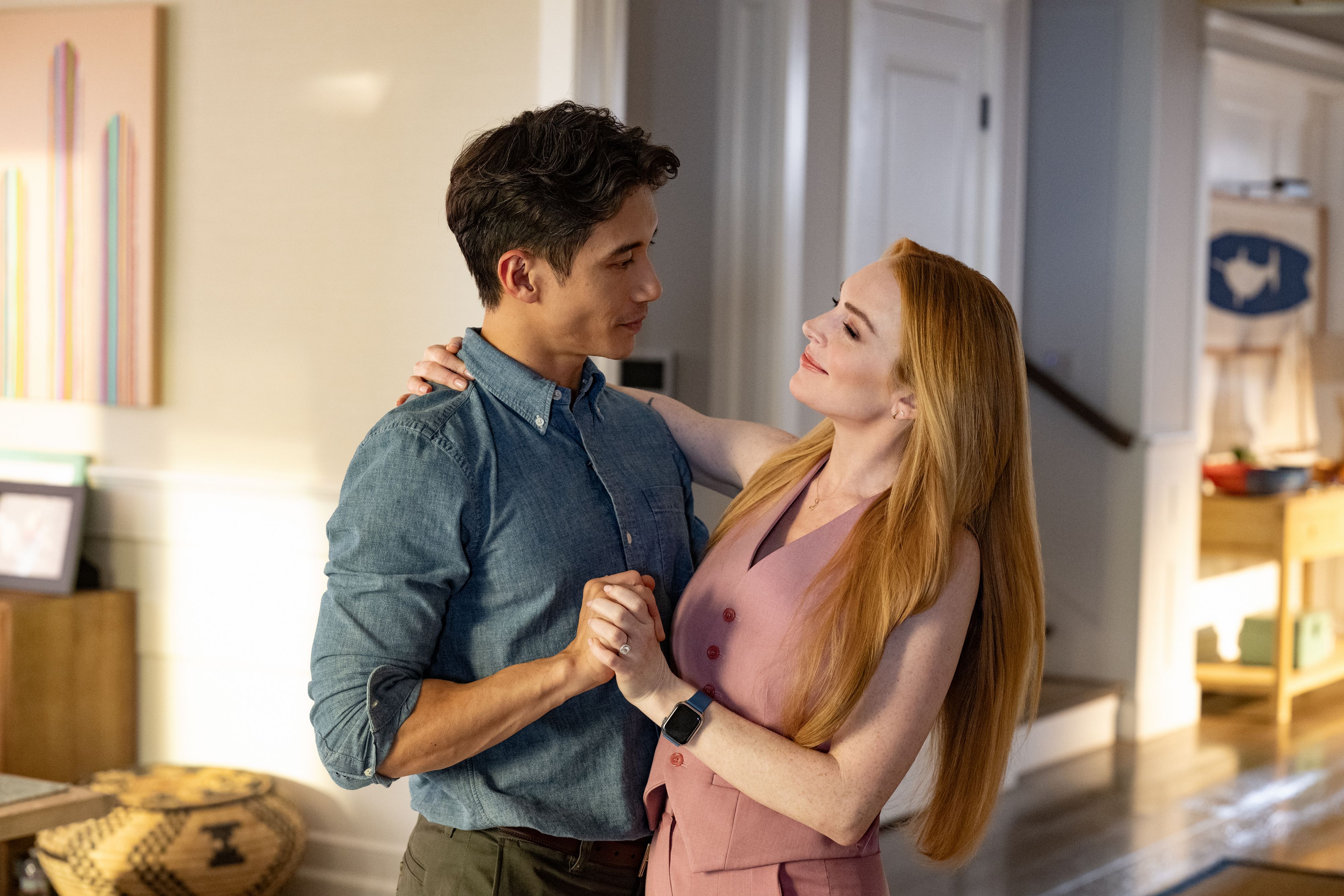 Wollen bald heiraten: Eric (Manny Jacinto) und Anna (Lindsay Lohan)