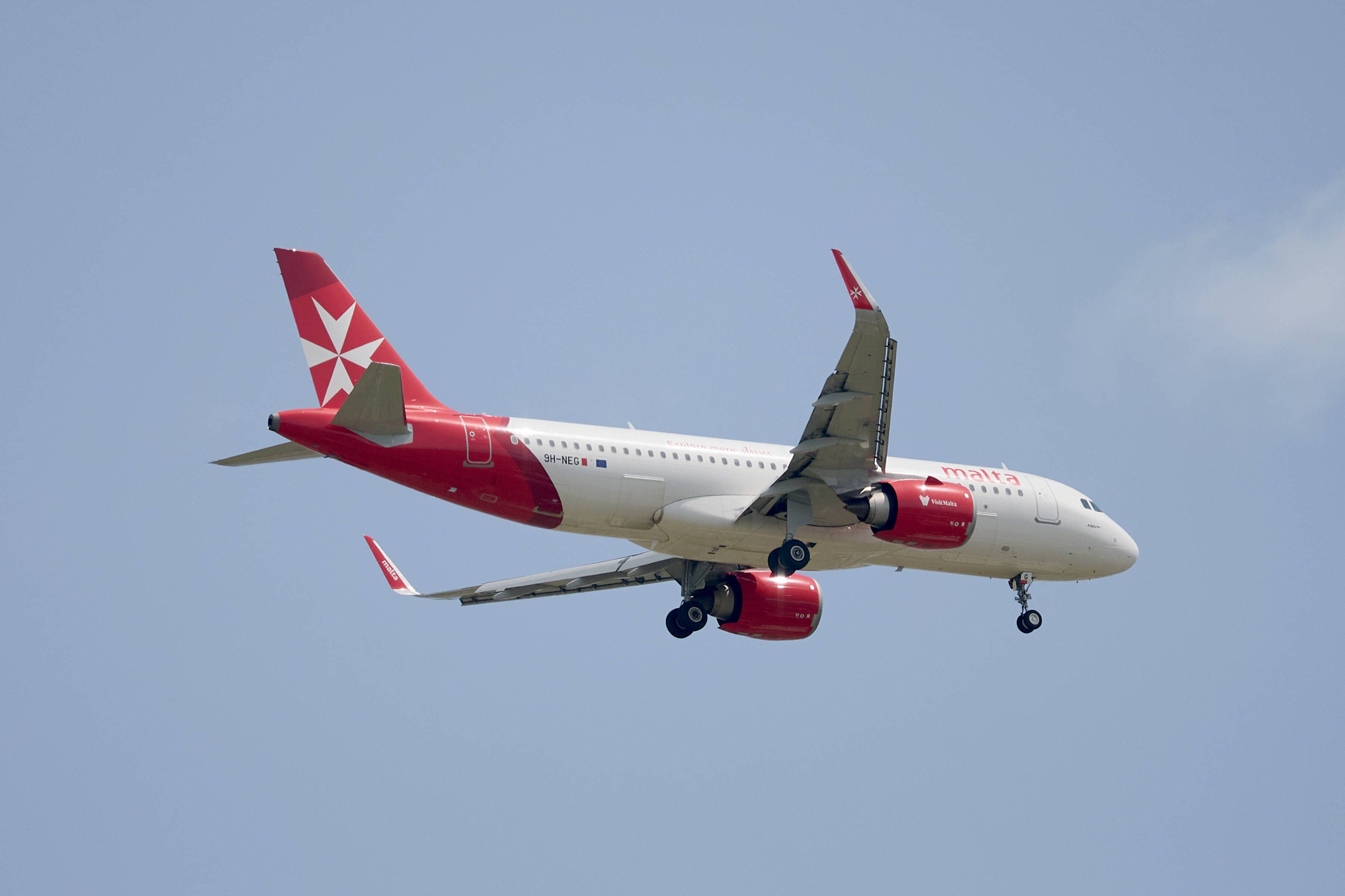 Ein KM-Airlines-Flug von Rom nach Malta verspätete sich um fast eine Stunde, weil ein Fluggast, der selbst Pilot ist, mit seiner Familie den Rückflug erreichen wollte.