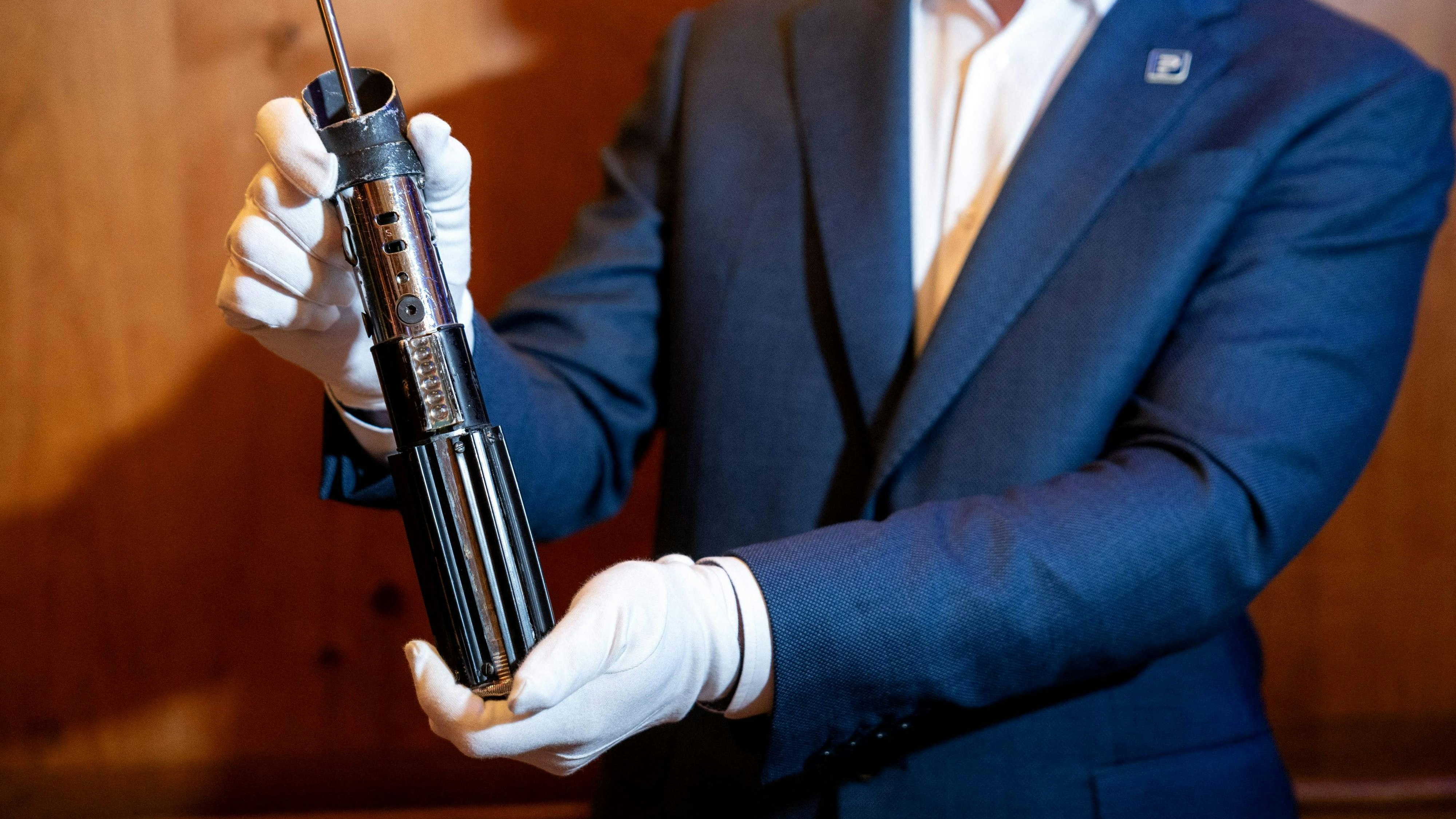 Vaders Lichtschwert wurde damals aus dem Griff eines Kamerablitzes und anderen alten Ersatzteilen zusammengebastelt.