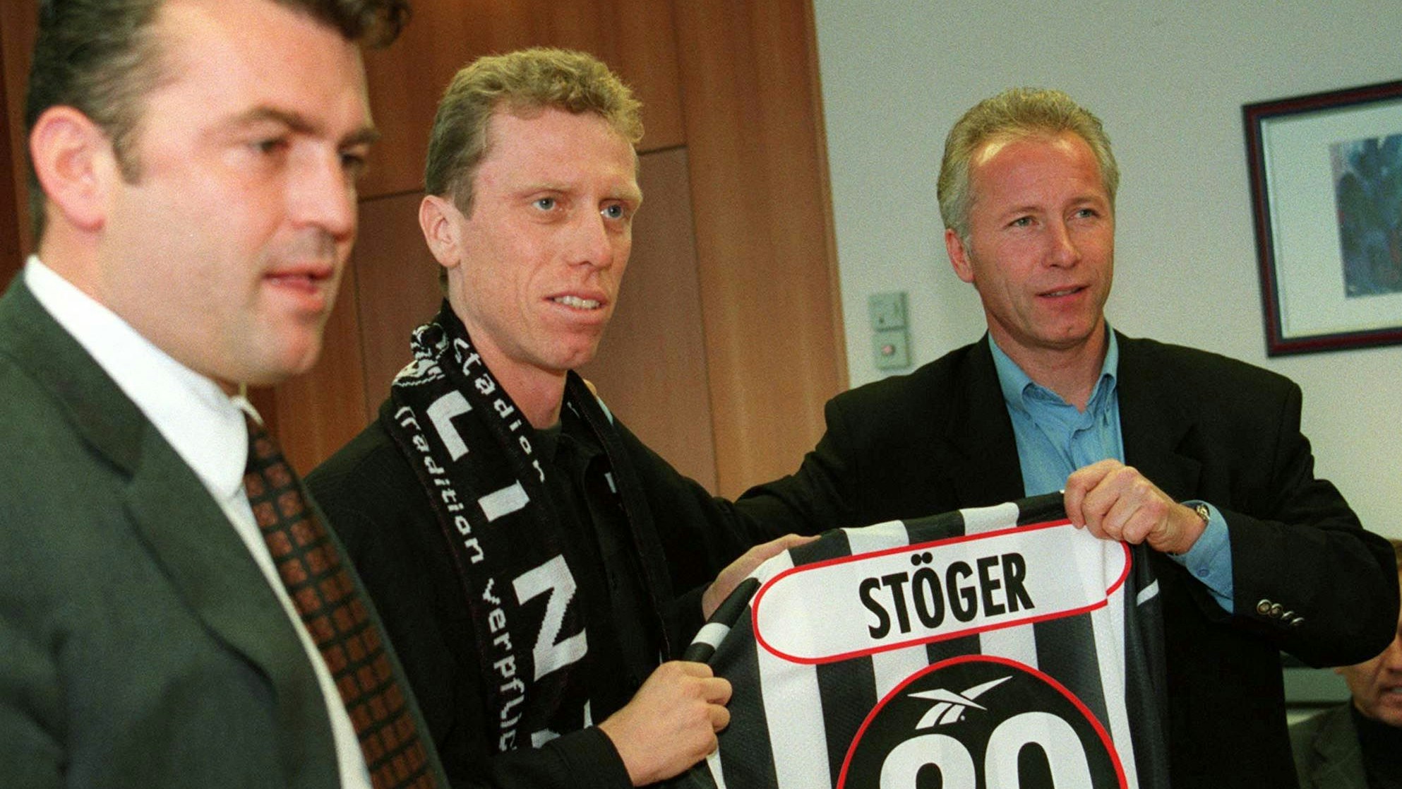 Hagmayr präsentiert Peter Stöger 1997 als LASK-Spieler.