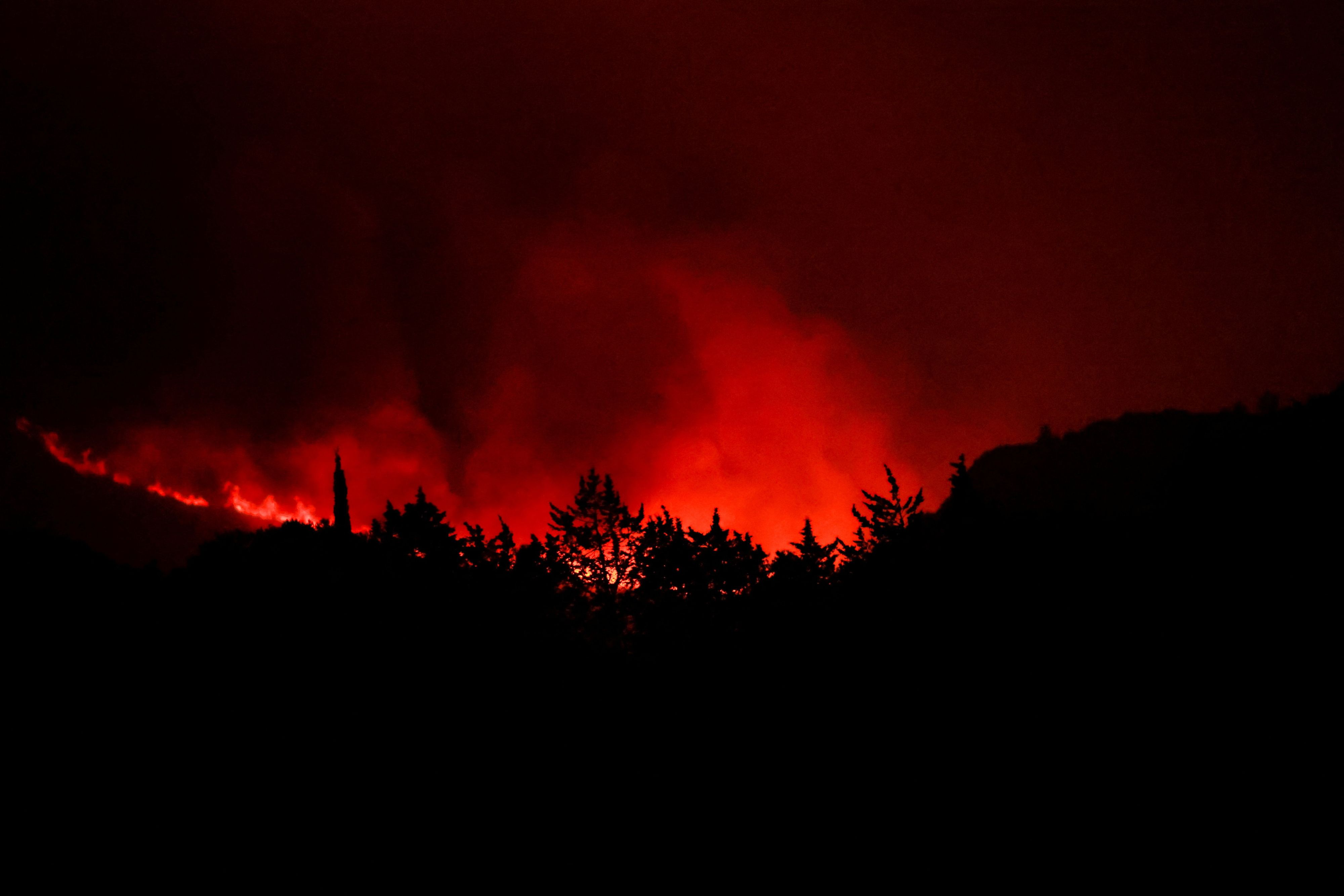 Waldbrand in der Nähe von Narbonne, Südfrankreich.