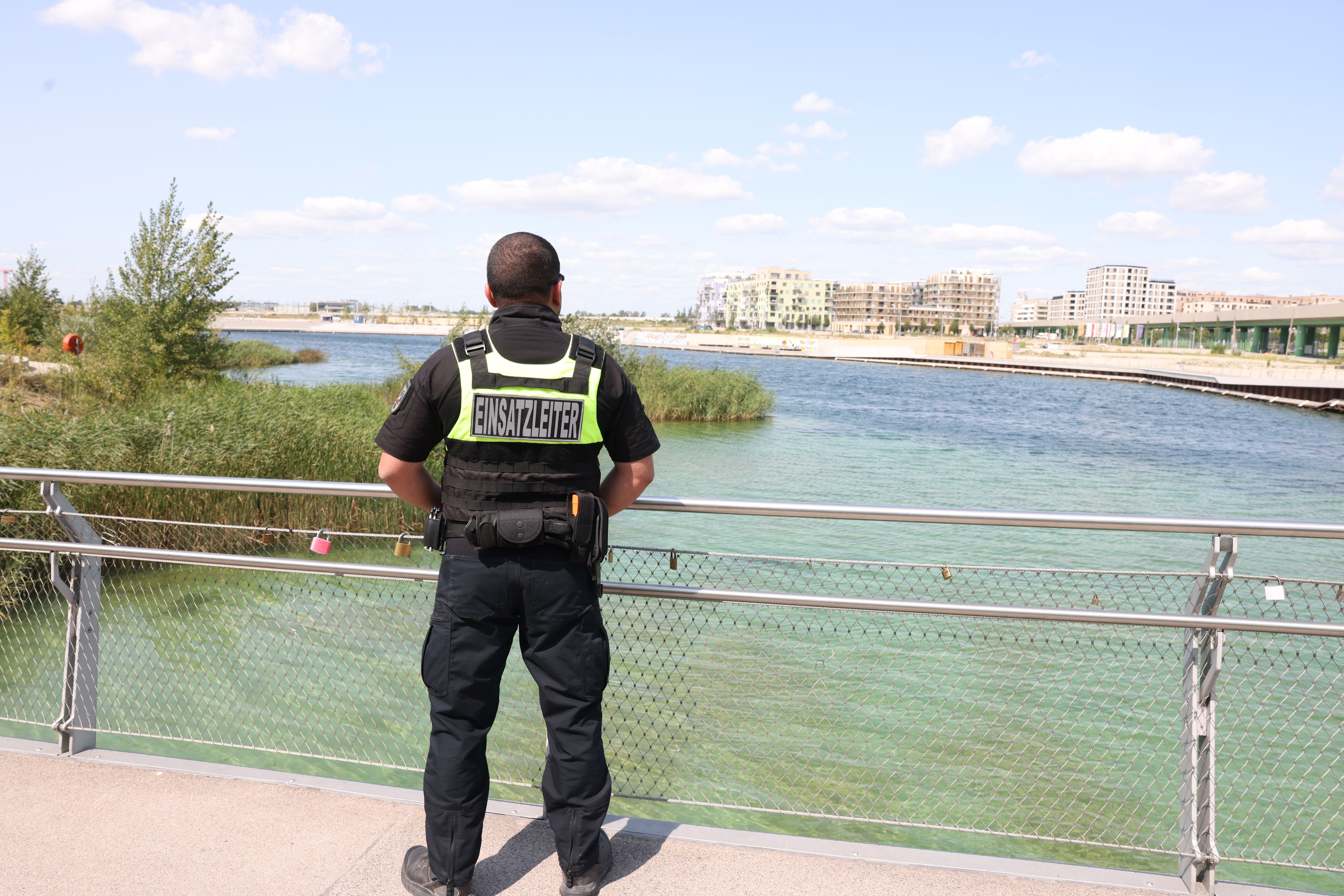 Securitys sind in der Wiener Seestadt unterwegs.