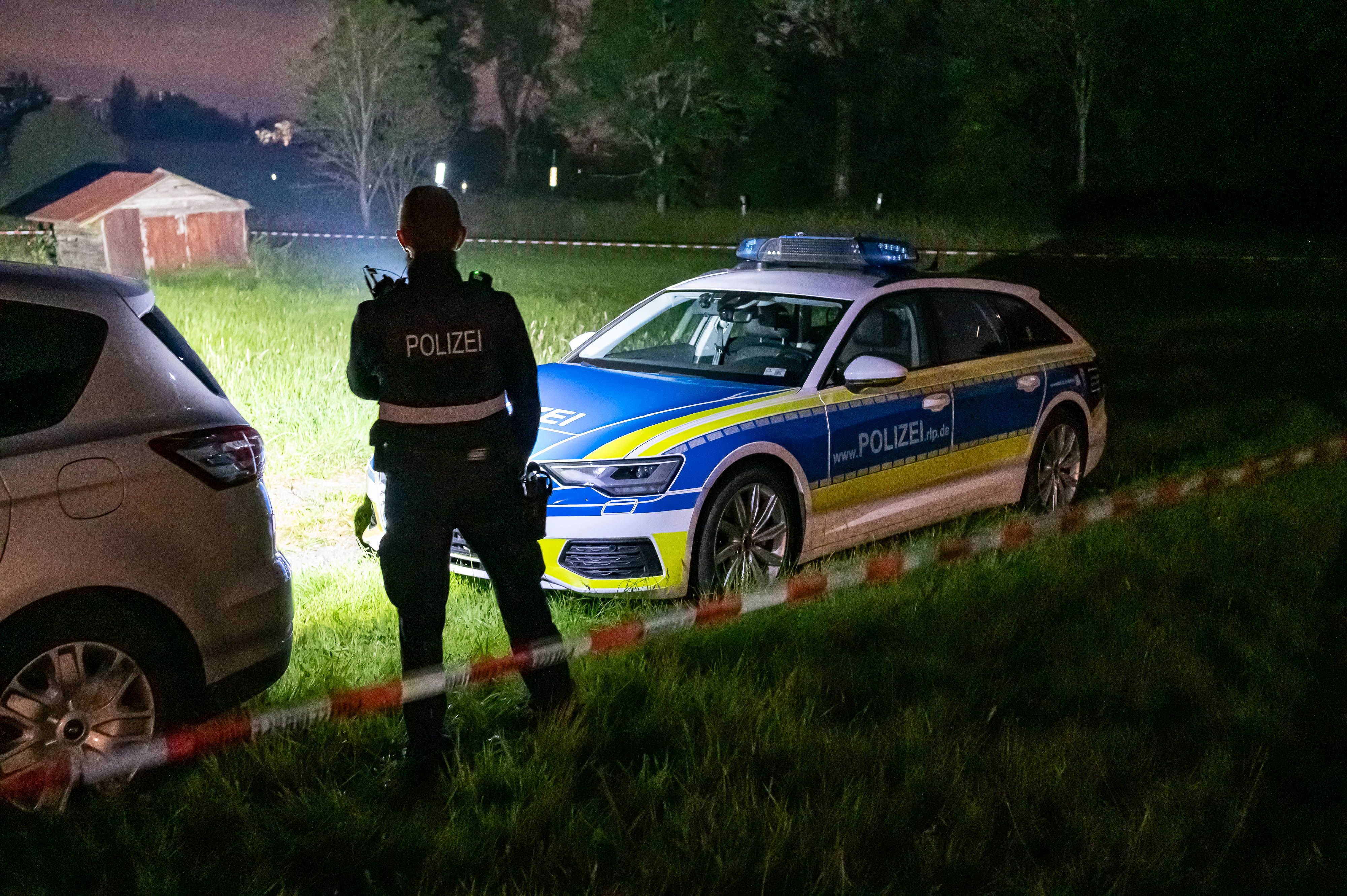 In der Nähe von Weitefeld im Westerwald ist eine Leiche gefunden worden. Die Polizei prüft, ob es sich um den gesuchten mutmasslichen Dreifachmörder Alexander M. handelt.