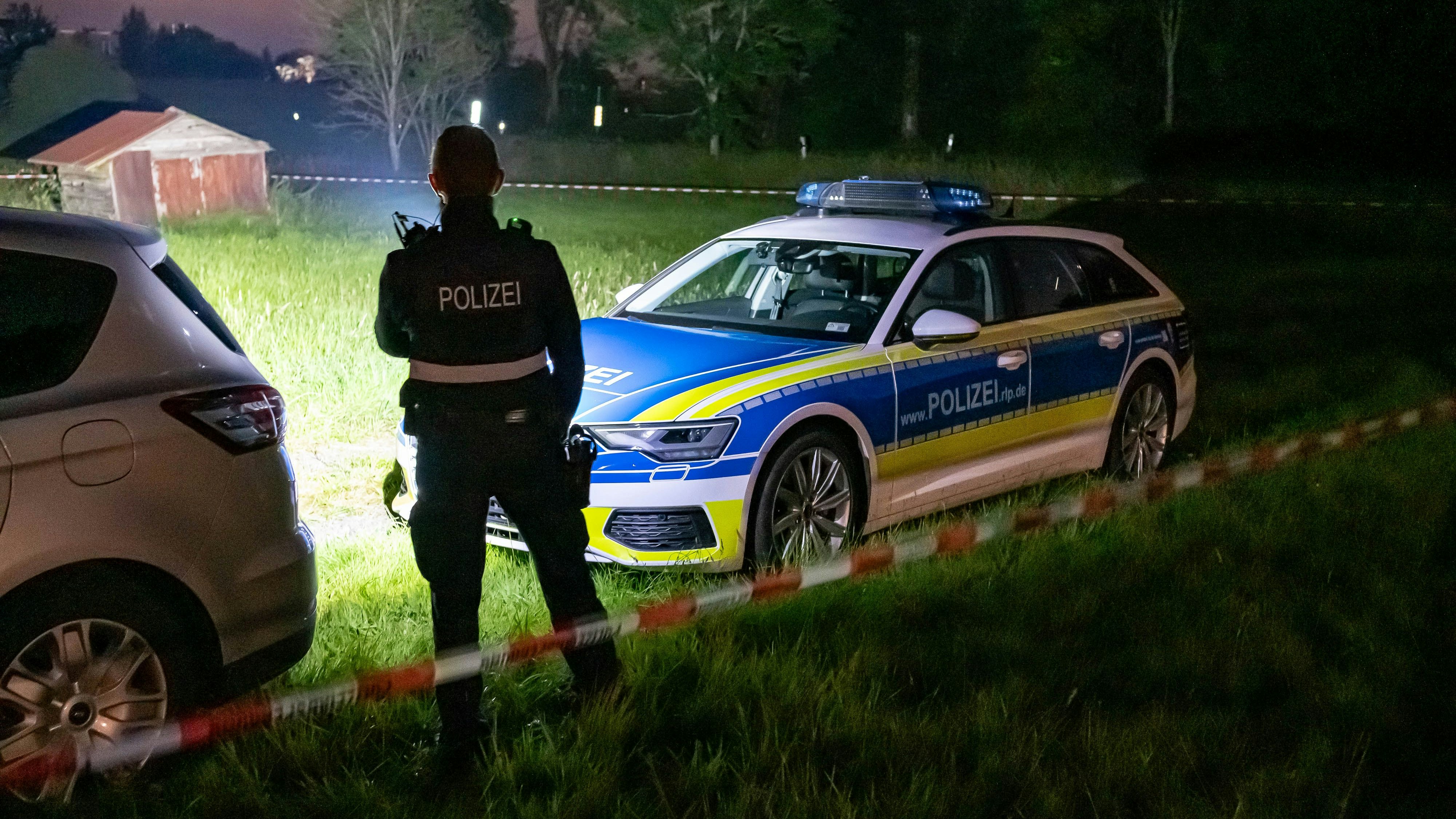 In der Nähe von Weitefeld im Westerwald ist eine Leiche gefunden worden. Die Polizei prüft, ob es sich um den gesuchten mutmasslichen Dreifachmörder Alexander Meisner handelt.