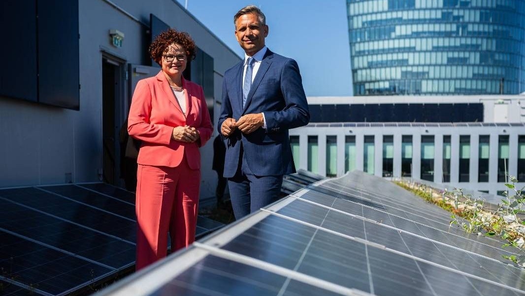 Wirtschaftsminister Wolfgang Hattmannsdorfer und Energiestaatssekretärin Elisabeth Zehetner zeihen nun Bilanz zu den ersten beiden PV-Fördercalls.