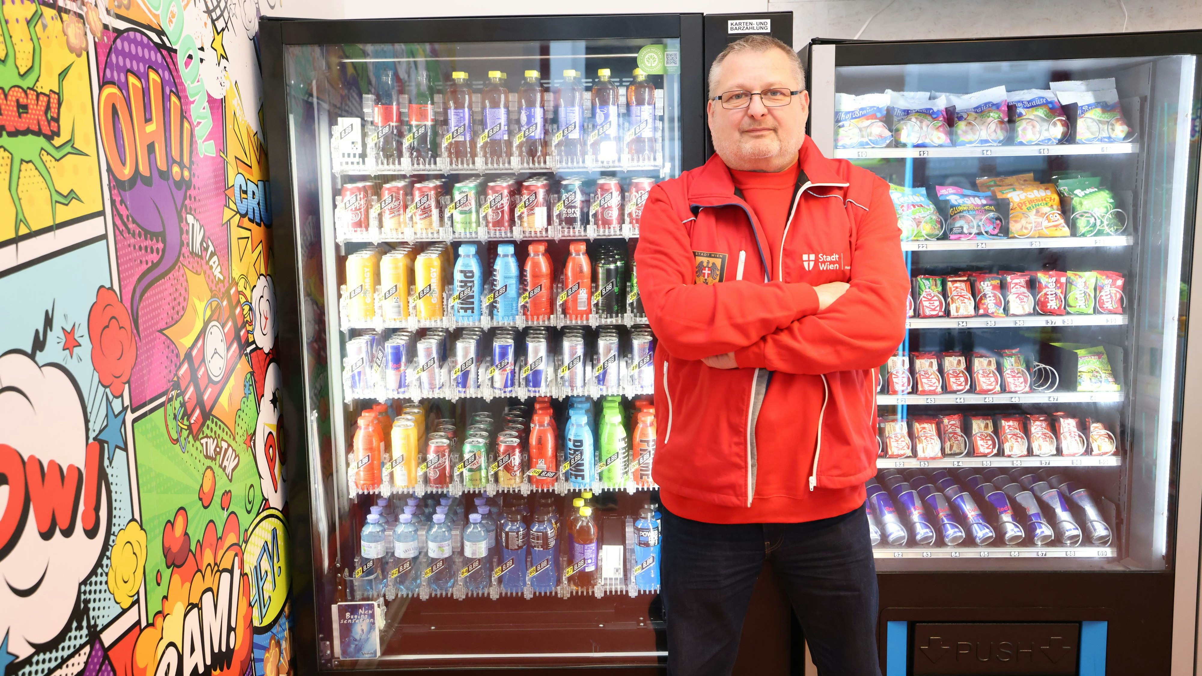 Marktamts-Chef Andreas Kutheil bei einer Kontrolle gegen illegale Alkohol-Verkäufe in Automaten