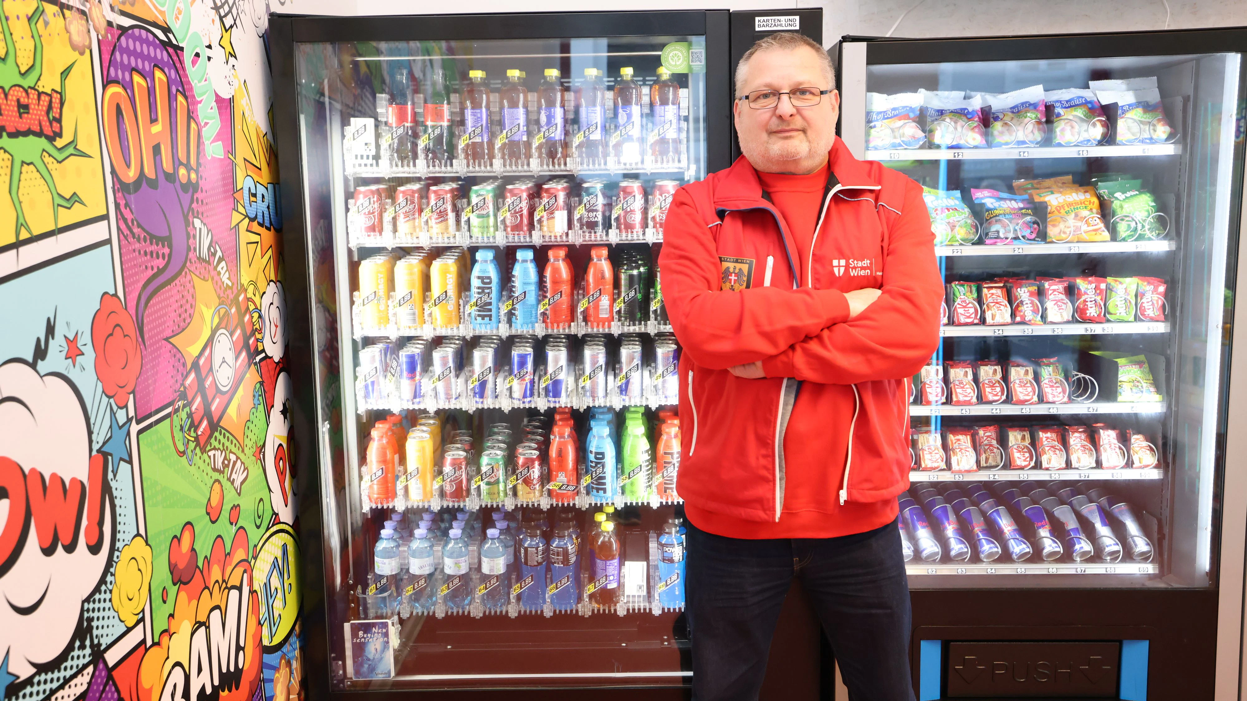 Marktamts-Chef Andreas Kutheil bei einer Kontrolle gegen illegale Alkohol-Verkäufe in Automaten