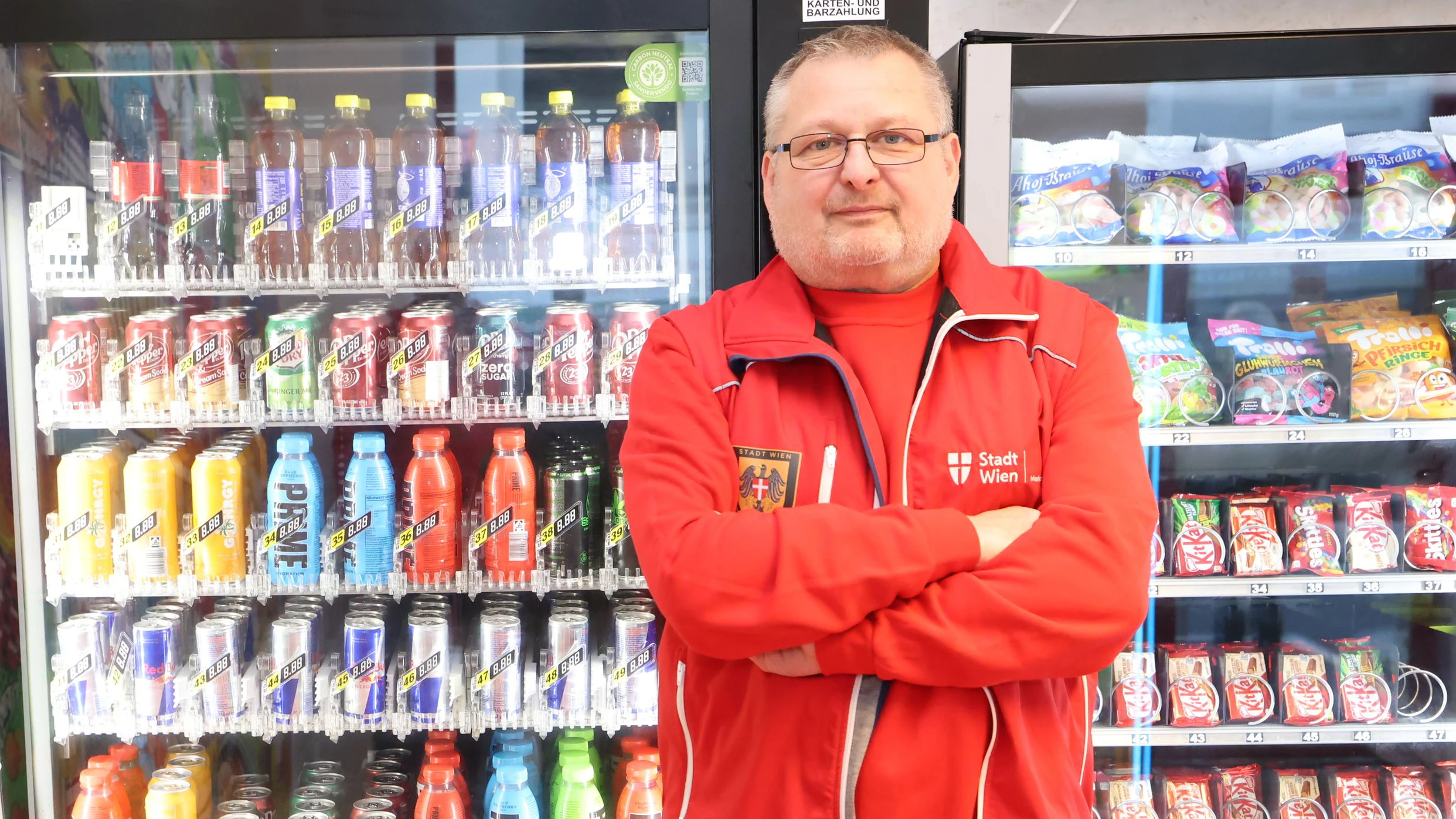 Marktamts-Chef Andreas Kutheil bei einer Kontrolle gegen illegale Alkohol-Verkäufe in Automaten