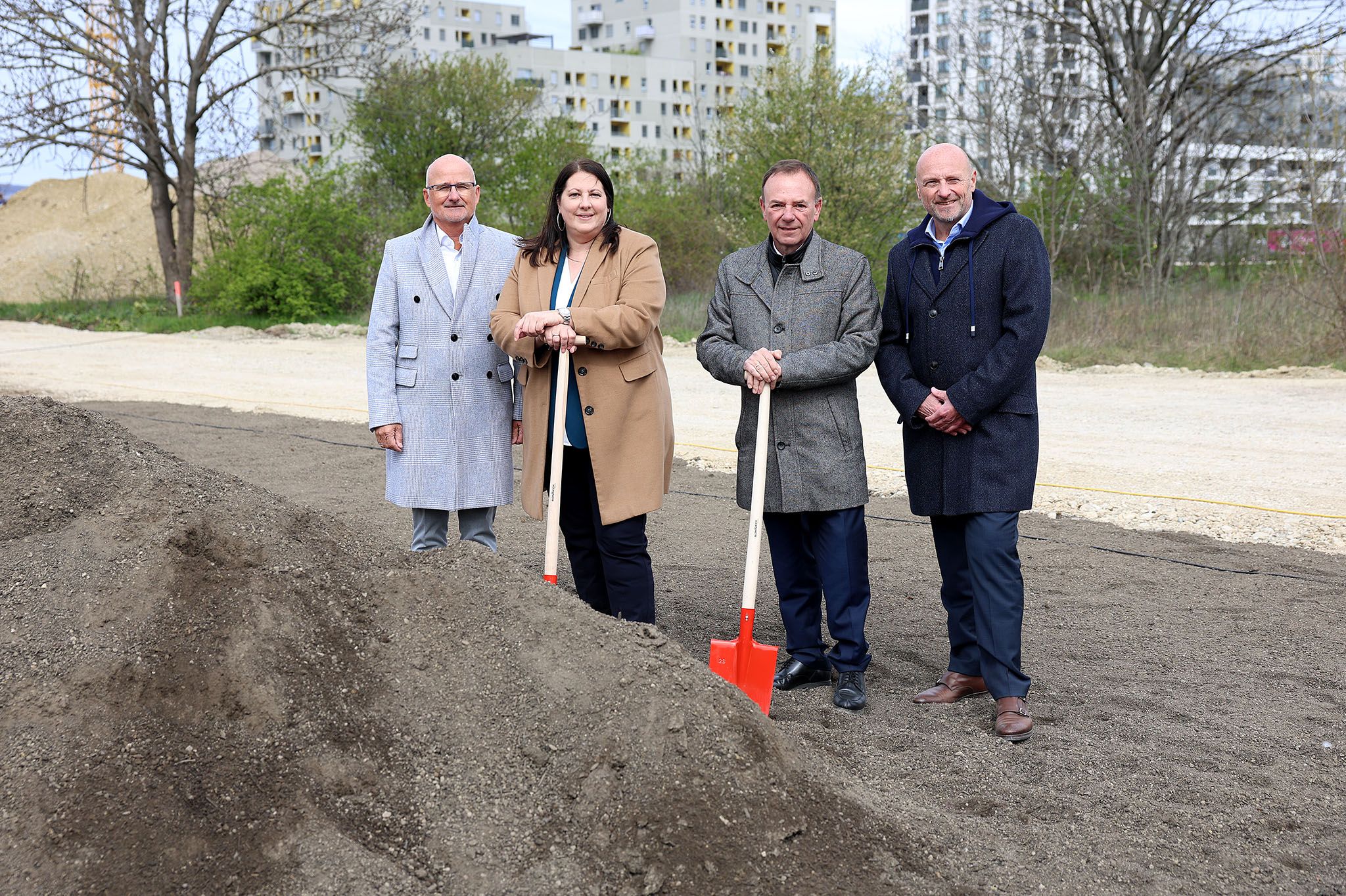 Spatenstich zum Wohnbauprojekt Meischlgasse mit Wohnbaustadträtin Kathrin Gaál und Bezirksvorsteher Gerald Bischof (Mitte).