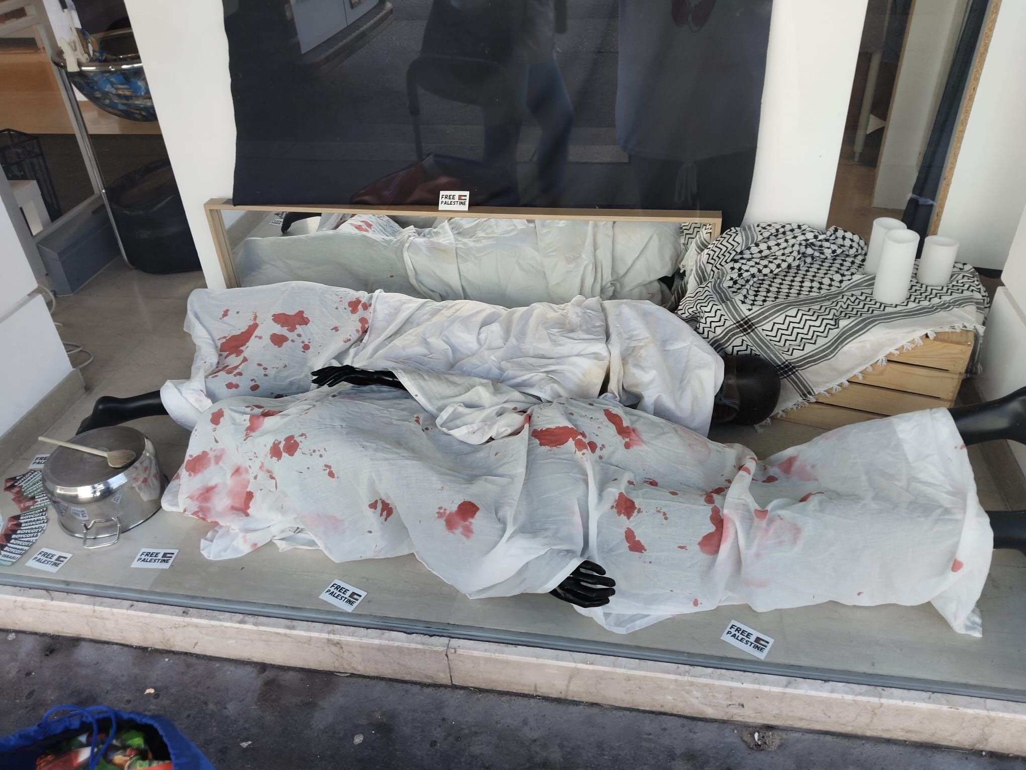 Mit blutigen Laken verhüllte Schaufensterpuppen sollten in der Auslage auf die Situation in Gaza hinweisen.