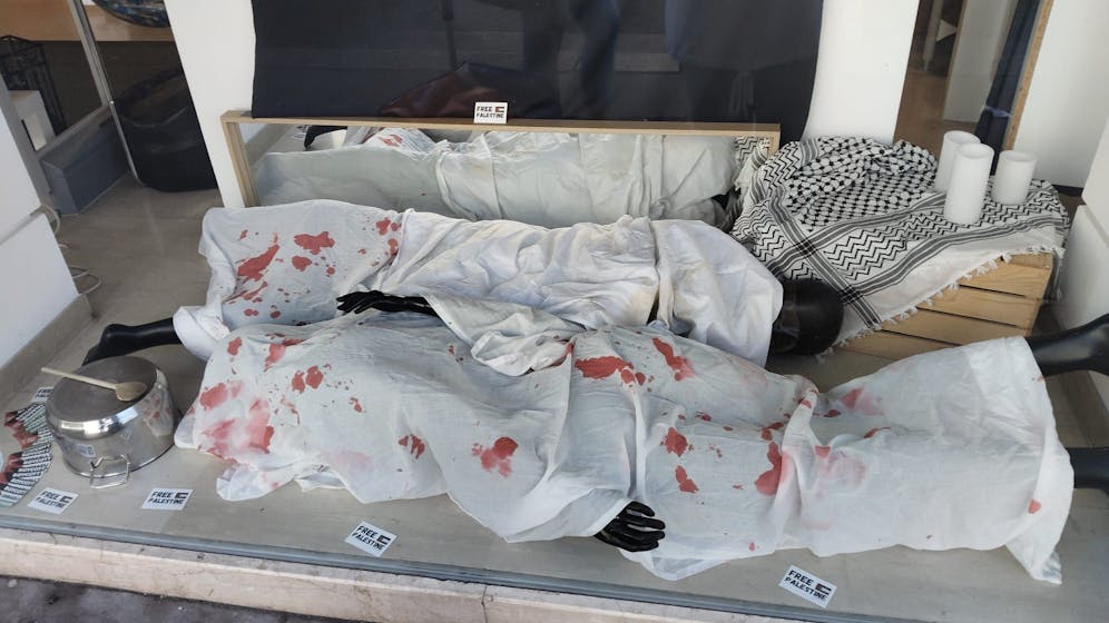 Mit blutigen Laken verhüllte Schaufensterpuppen sollten in der Auslage auf die Situation in Gaza hinweisen.