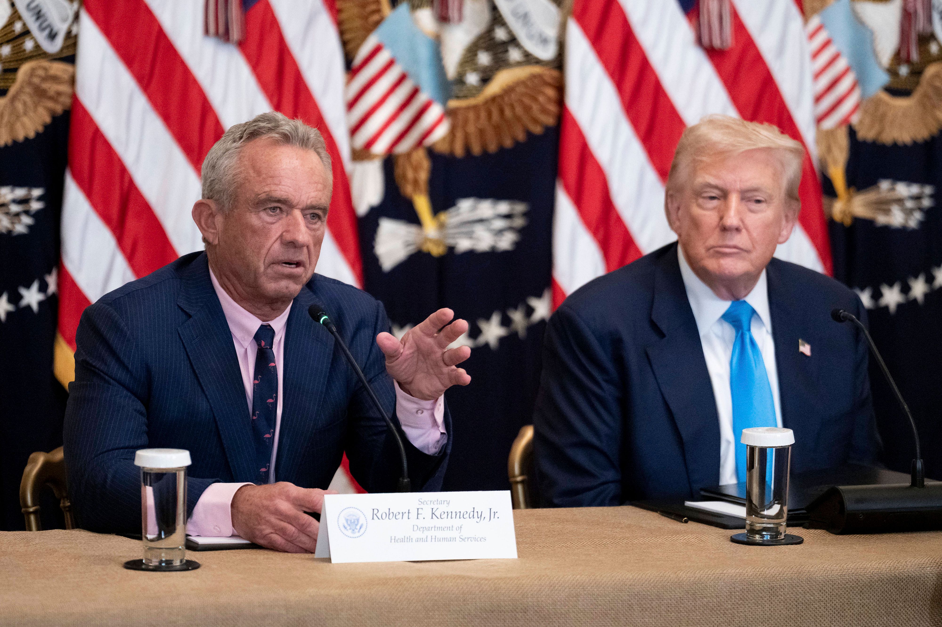 US-Gesundheitsminister Robert F. Kennedy Jr. (links) und US-Präsident Donald Trump (rechts).