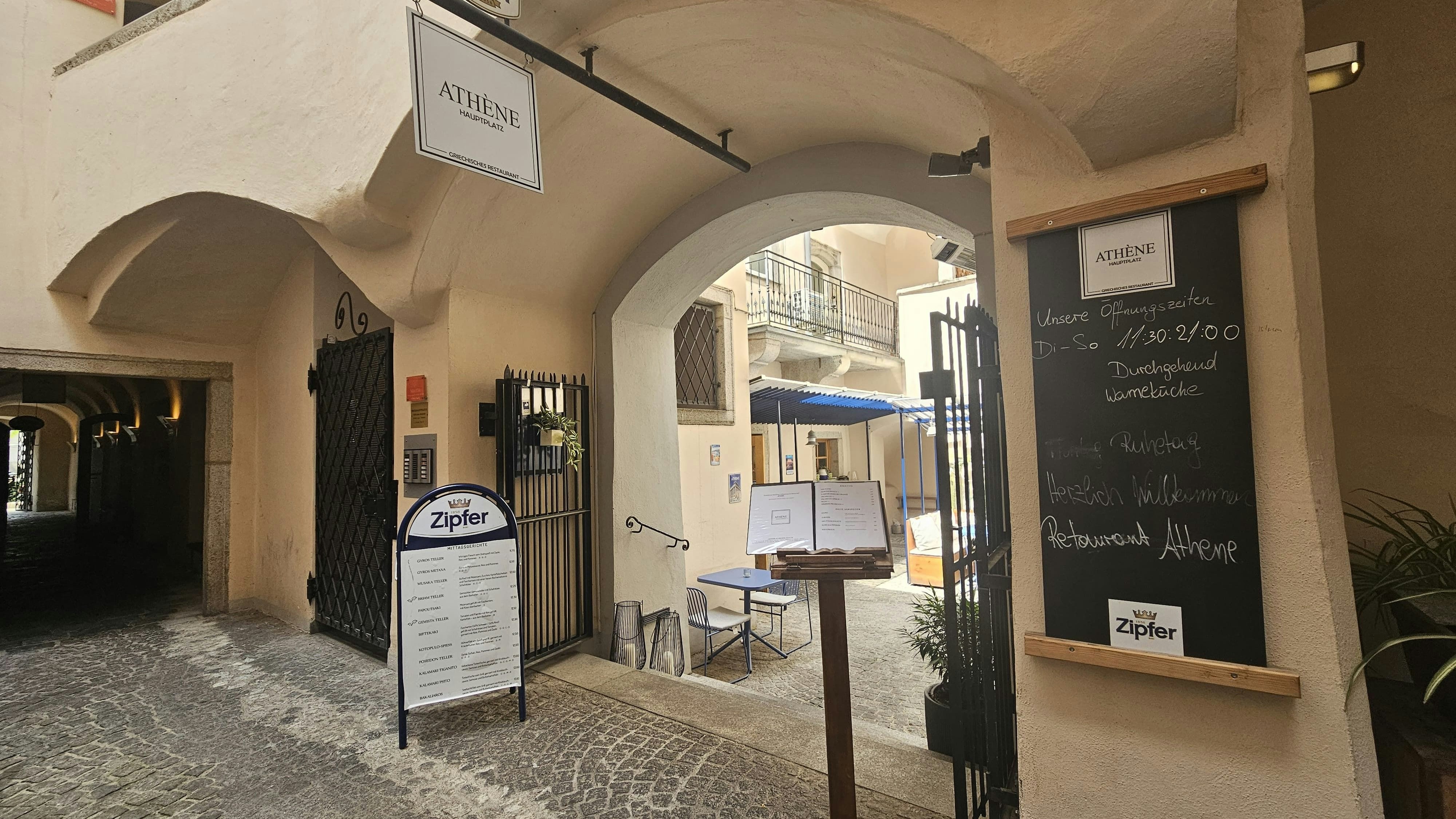 Der Innenhof des Restaurants ist um einige Grad kühler als der Hauptplatz.