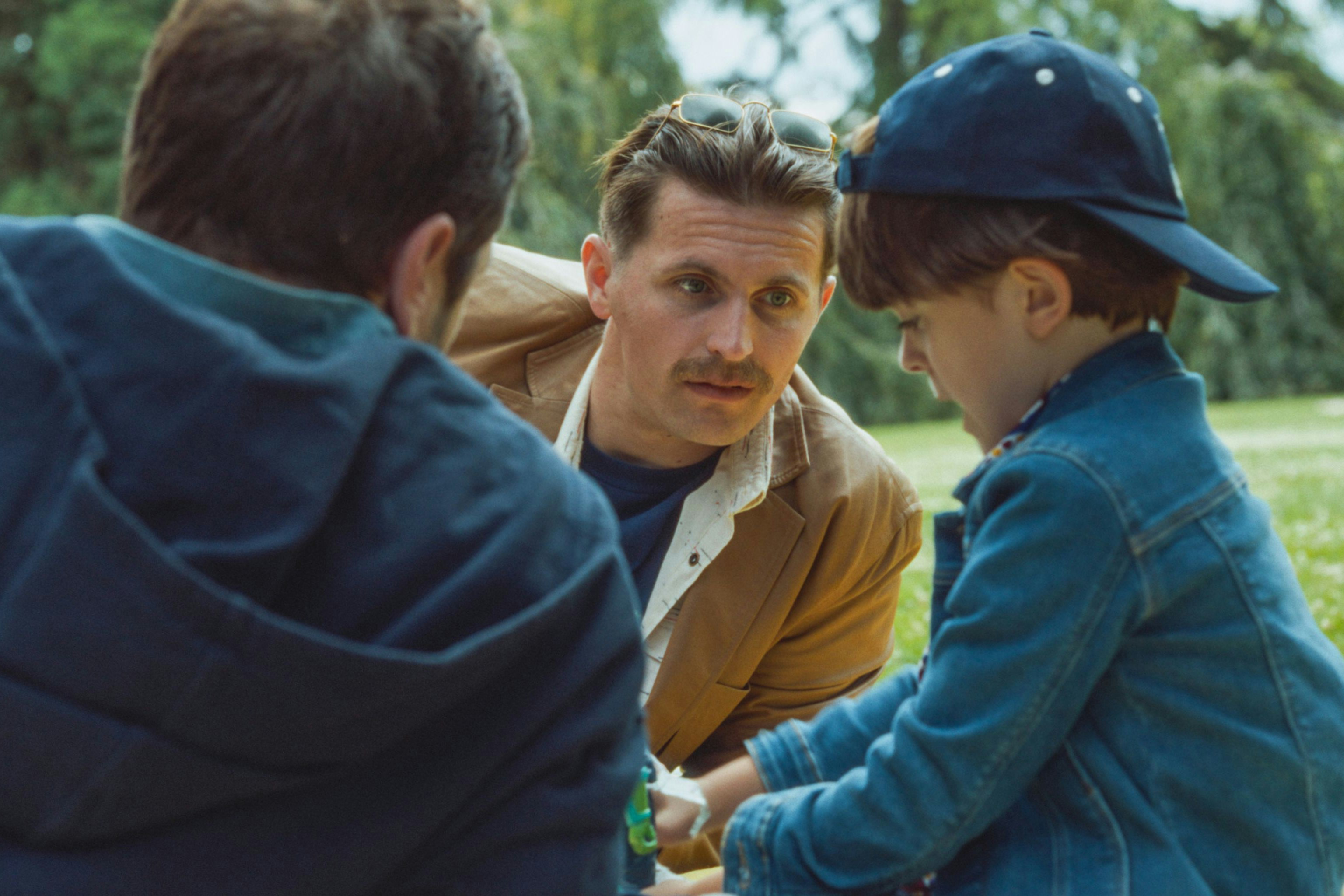 Der kleine Elliot (César Botti) muss ohne leibliche Mutter aufwachsen