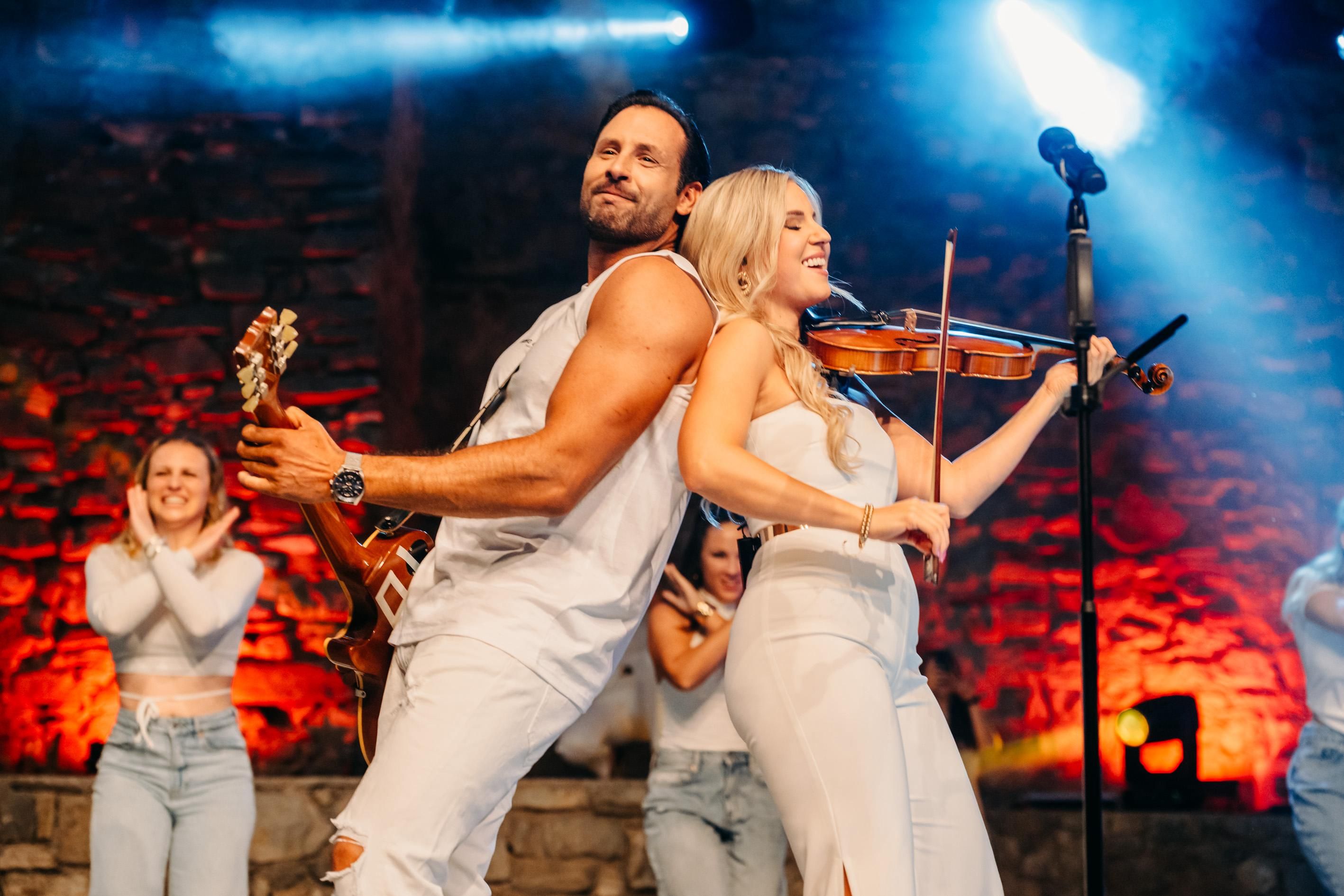 Christopher Dengg begleitete Natalie Holzner als Gitarrist beim Heimatkonzert.