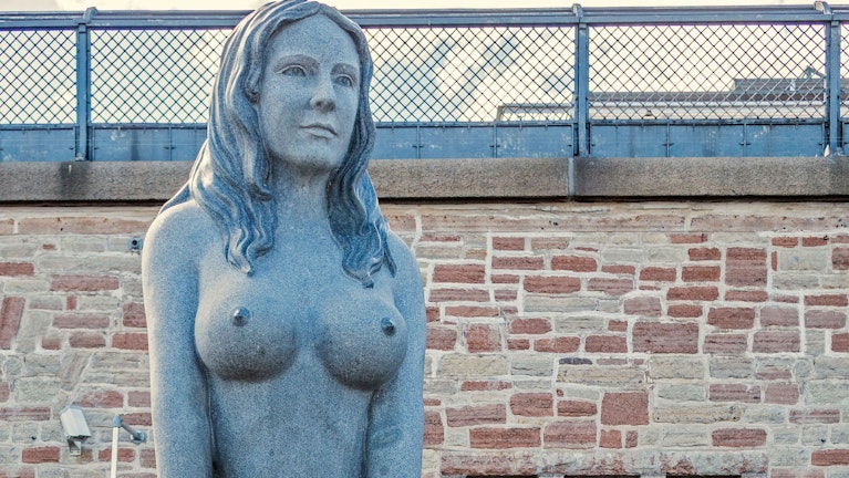 Die Brüste gehören zu einer vier Meter hohen Statue, die als Ergänzung zur weltberühmten Kleinen Meerjungfrau geschaffen worden war, dann aber aus Kopenhagen vertrieben wurde. Wo die barbusige Meerjungfrau derzeit steht, wie es mit ihr weitergehen soll.
