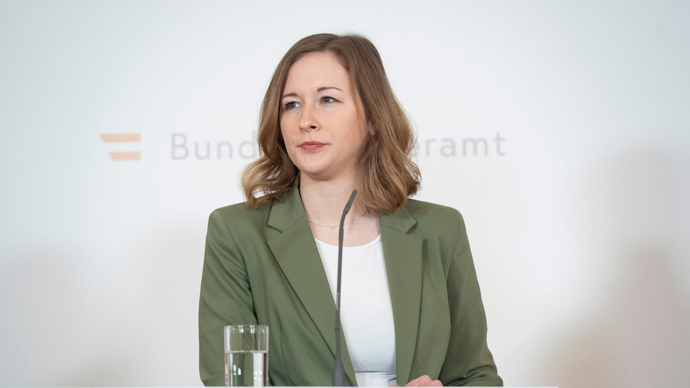 Heute.at - Wunden Punkt getroffen – Plakolm zu Kopftuch-Verbot