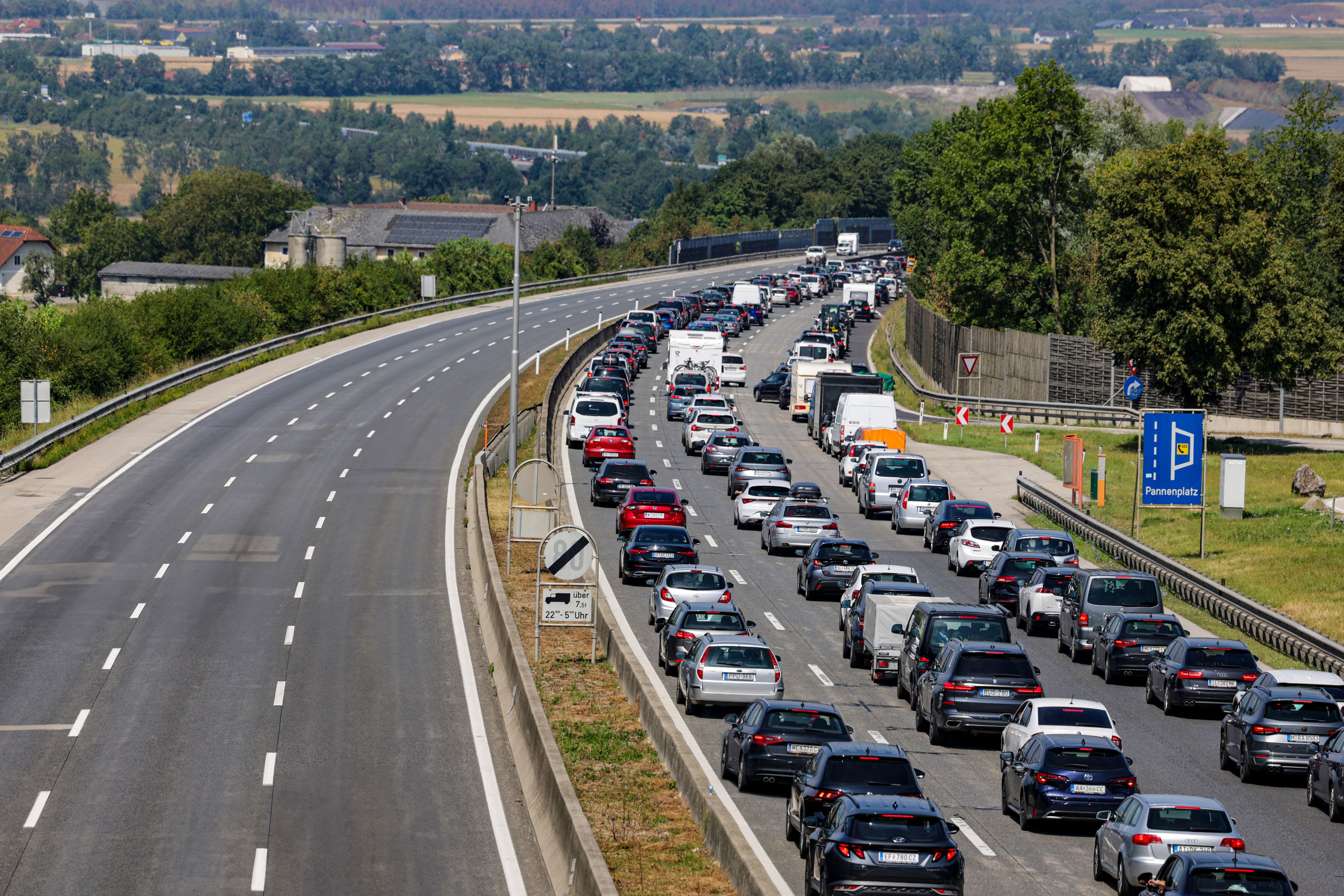Eine Umleitung von der A1 auf die A2 wurde bereits eingerichtet.