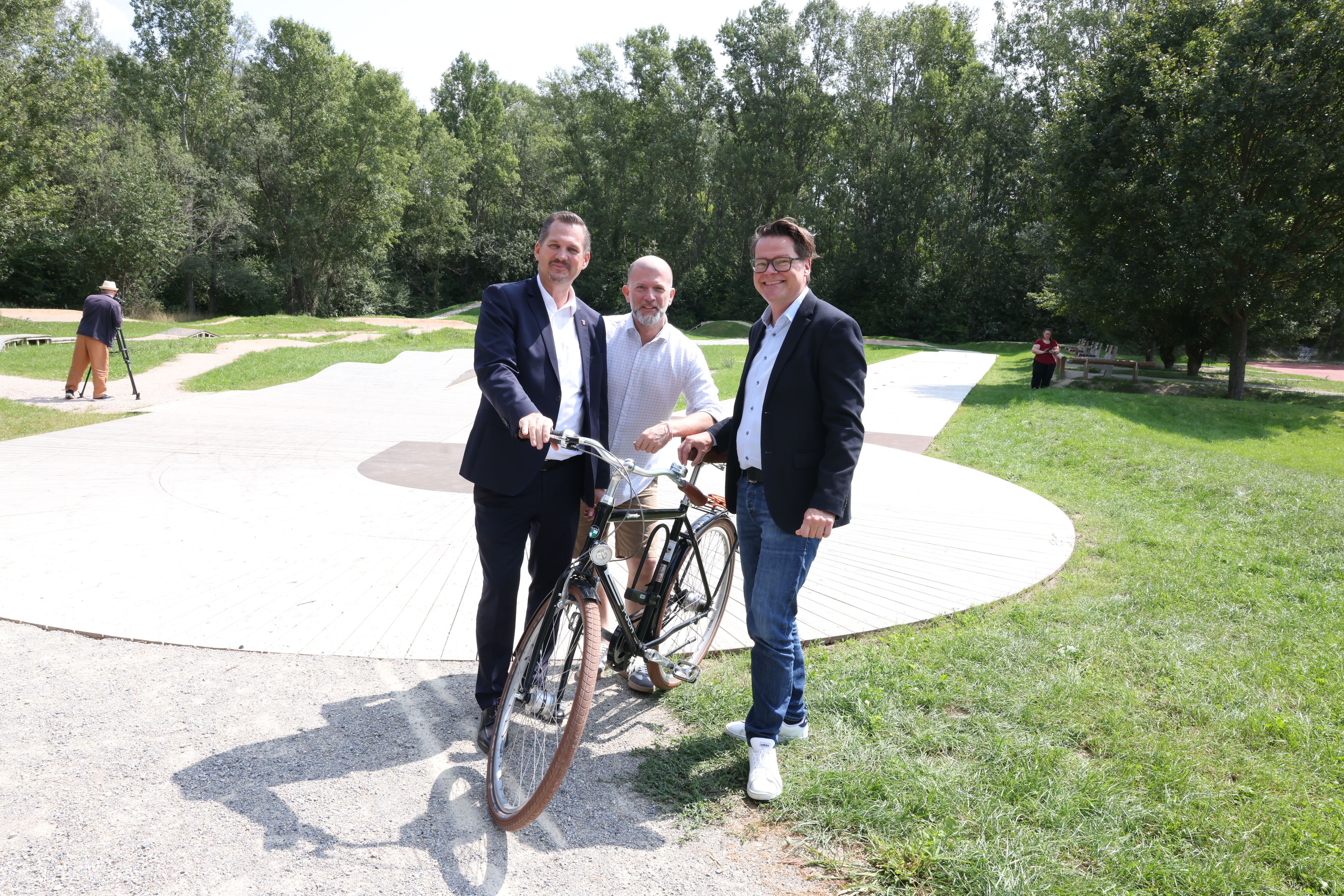 Bezirksvorsteher Marcus Franz, NEOS Wien Jugendsprecher Lukas Burian und Klimastadtrat Jürgen Czernohorszky (v.l.).