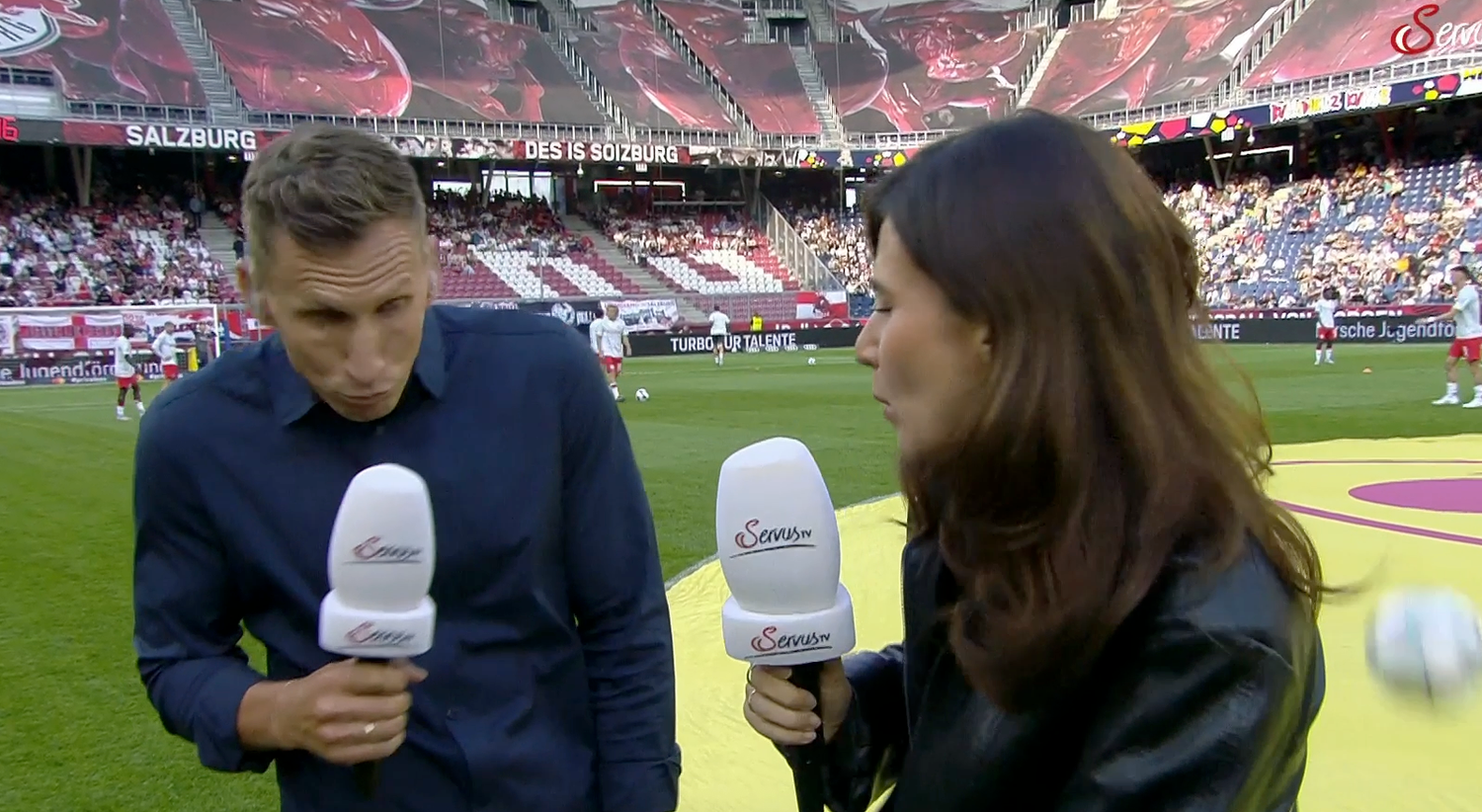 Julia Kienast und Florian Klein schrecken nach dem Volltreffer kurz zusammen.