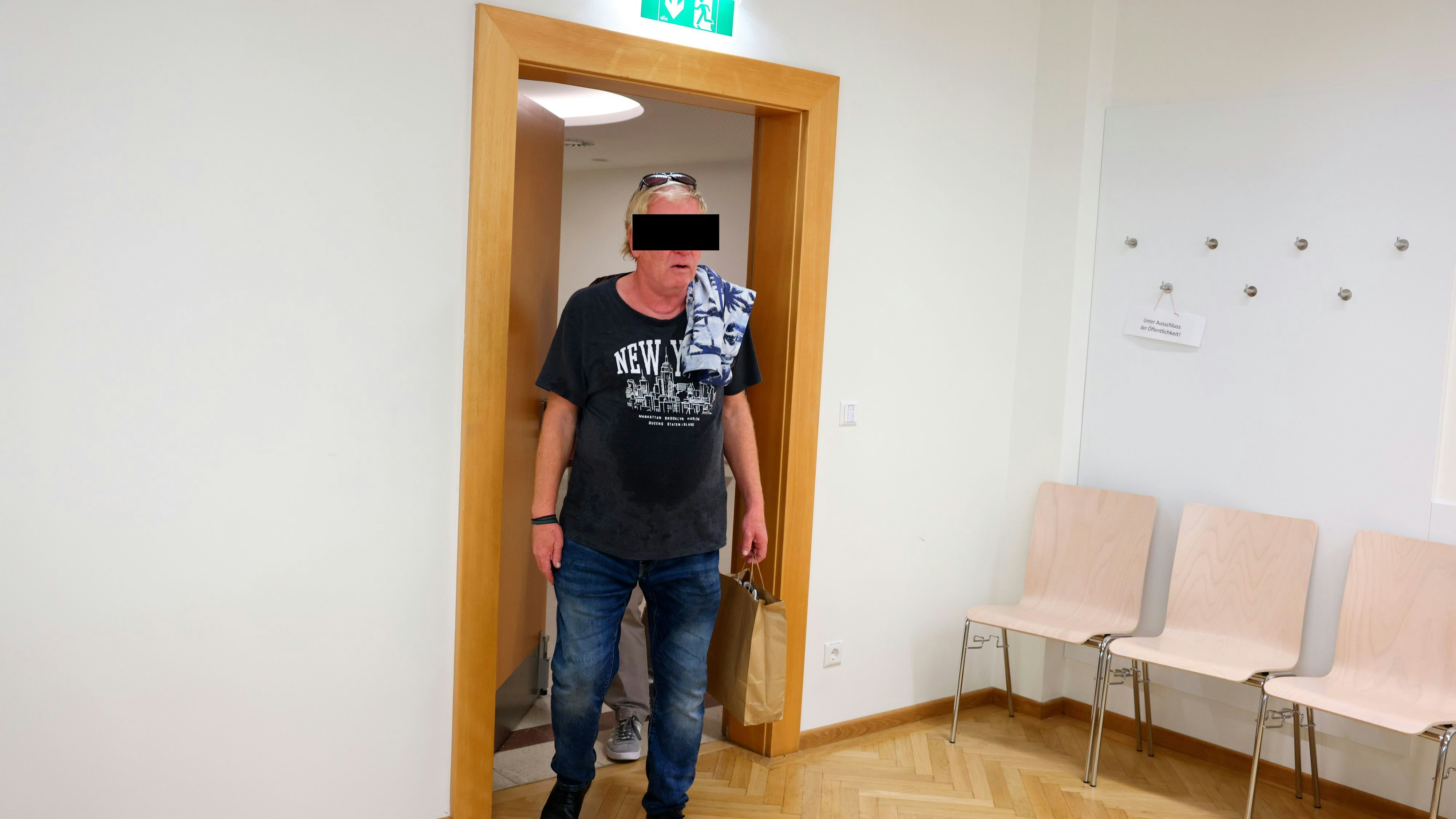 Heute.at - Pensionist beleidigt Gemeindebau-Nachbar, zückt Messer