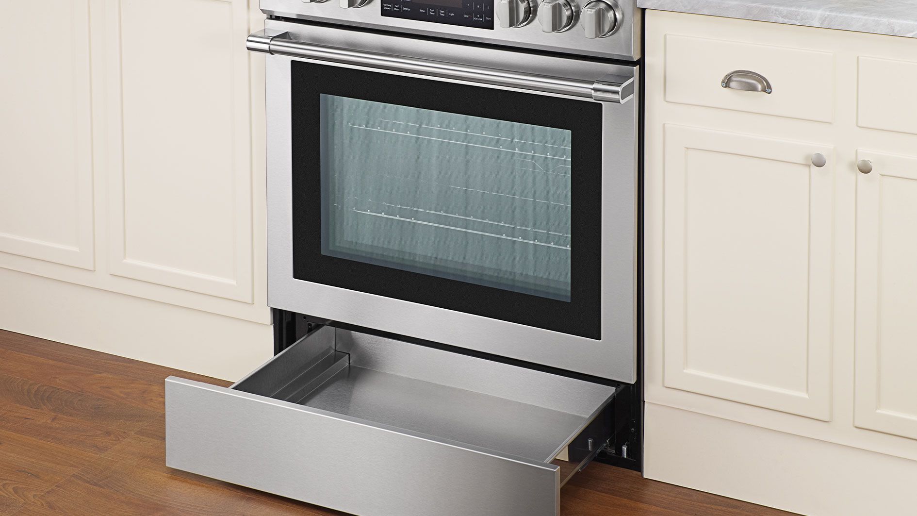 Je nach Ofen-Modell könnte es sich bei der Backofen-Schublade um einen kleinen Broiler handelt.