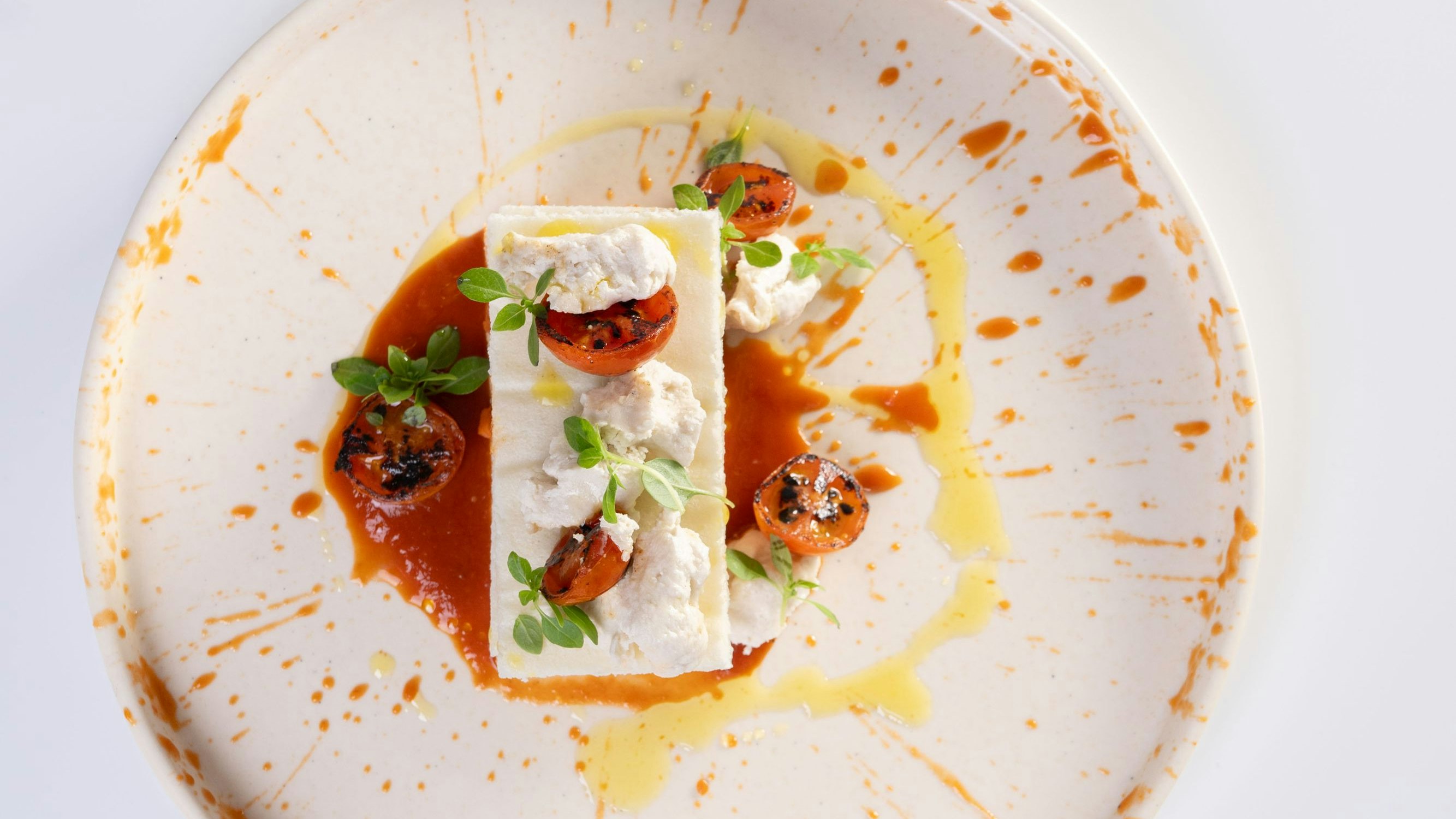 Statt Teigplatten landen hier Gemüsescheiben und Maisgrieß (Polenta) in der Form.