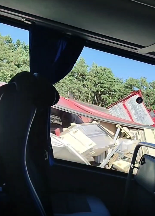 Der umgekippte Sattelschlepper blockierte mehrere Fahrstreifen