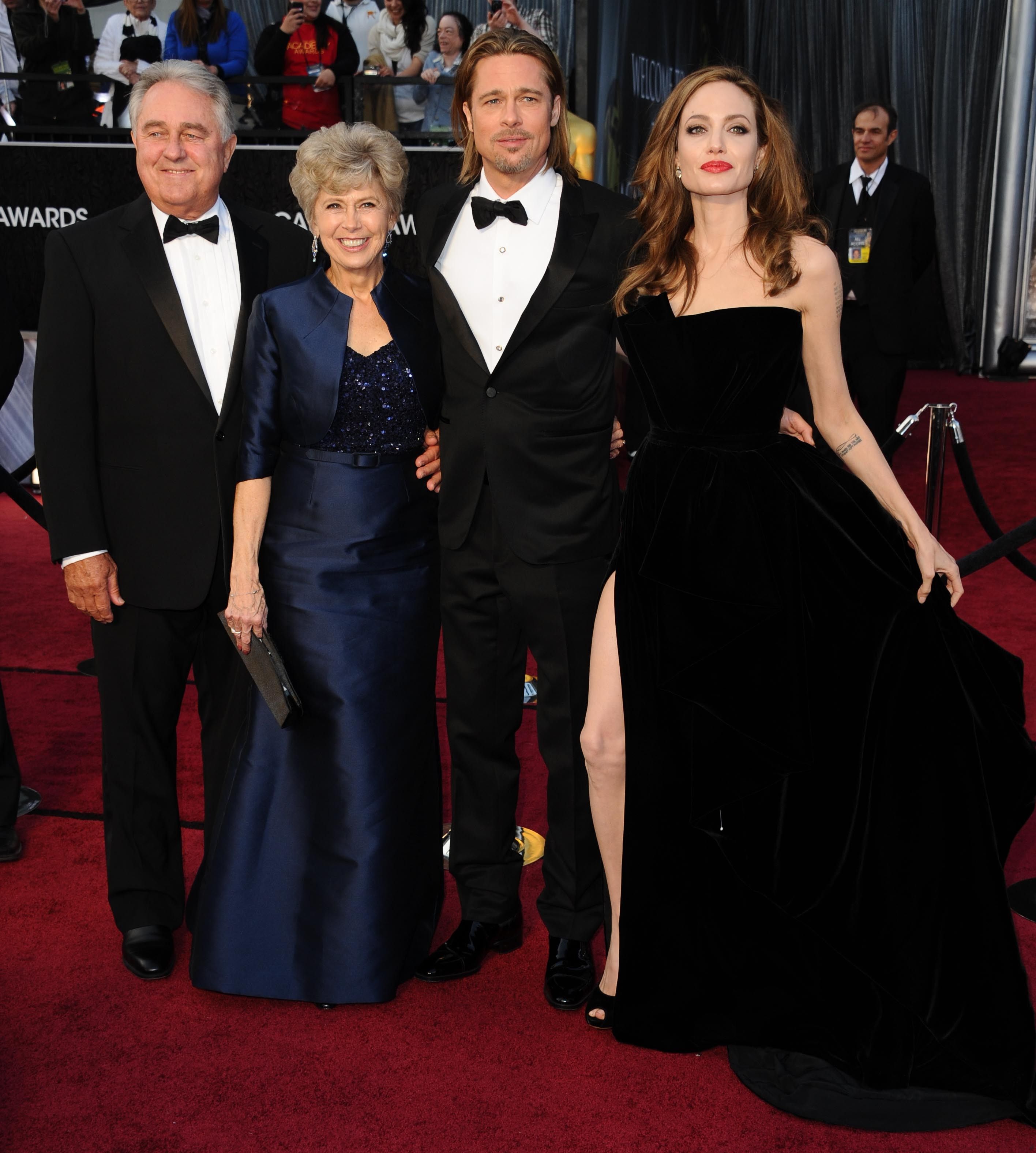Brad Pitt mit deiner Mama Jane (zweite von Links) bei den Oscars 2012.