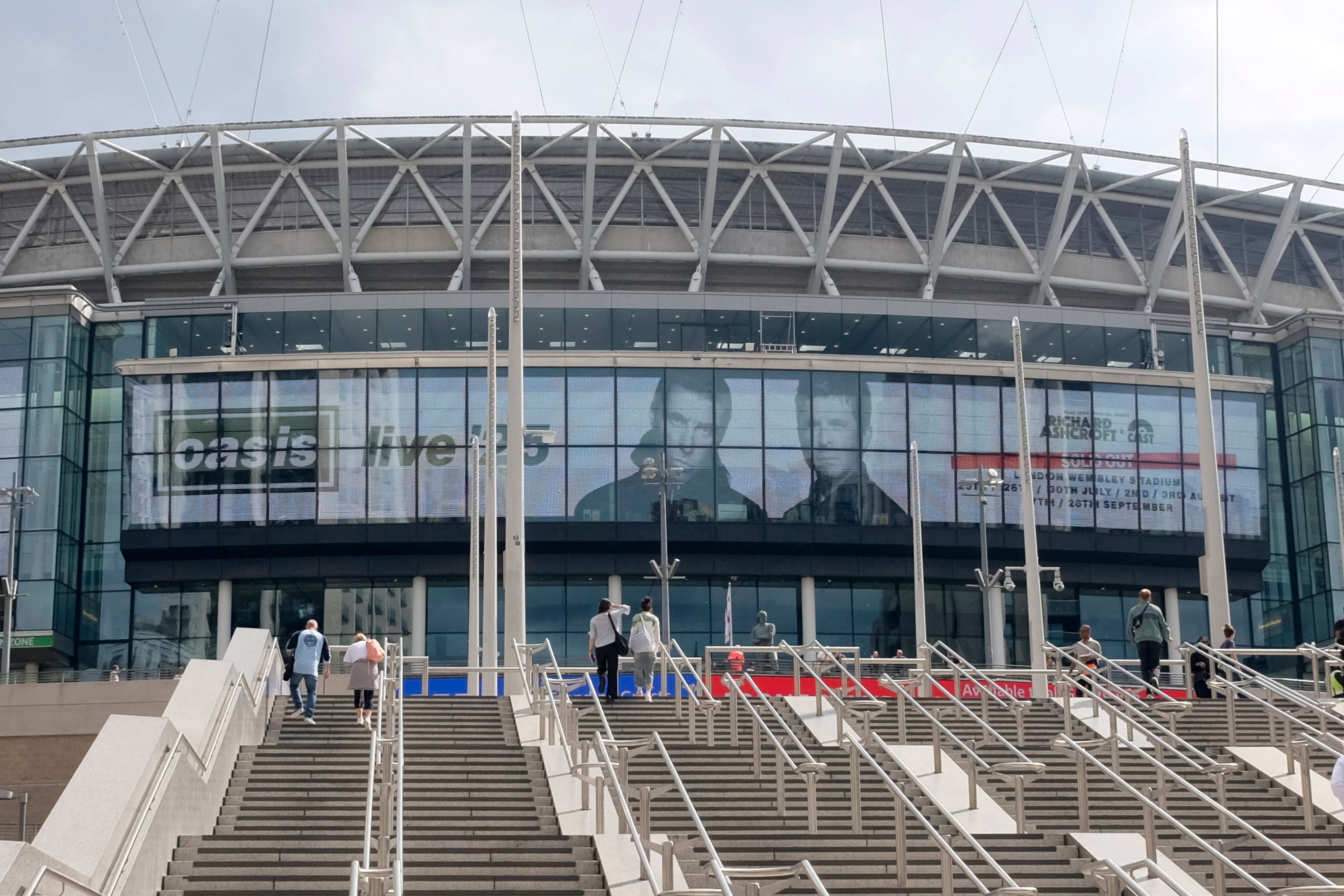 Beim Oasis-Konzert am Samstagabend im Londoner Wembley-Stadion ist ein Mann ums Leben gekommen. Er stürzte von einem oberen Rang.