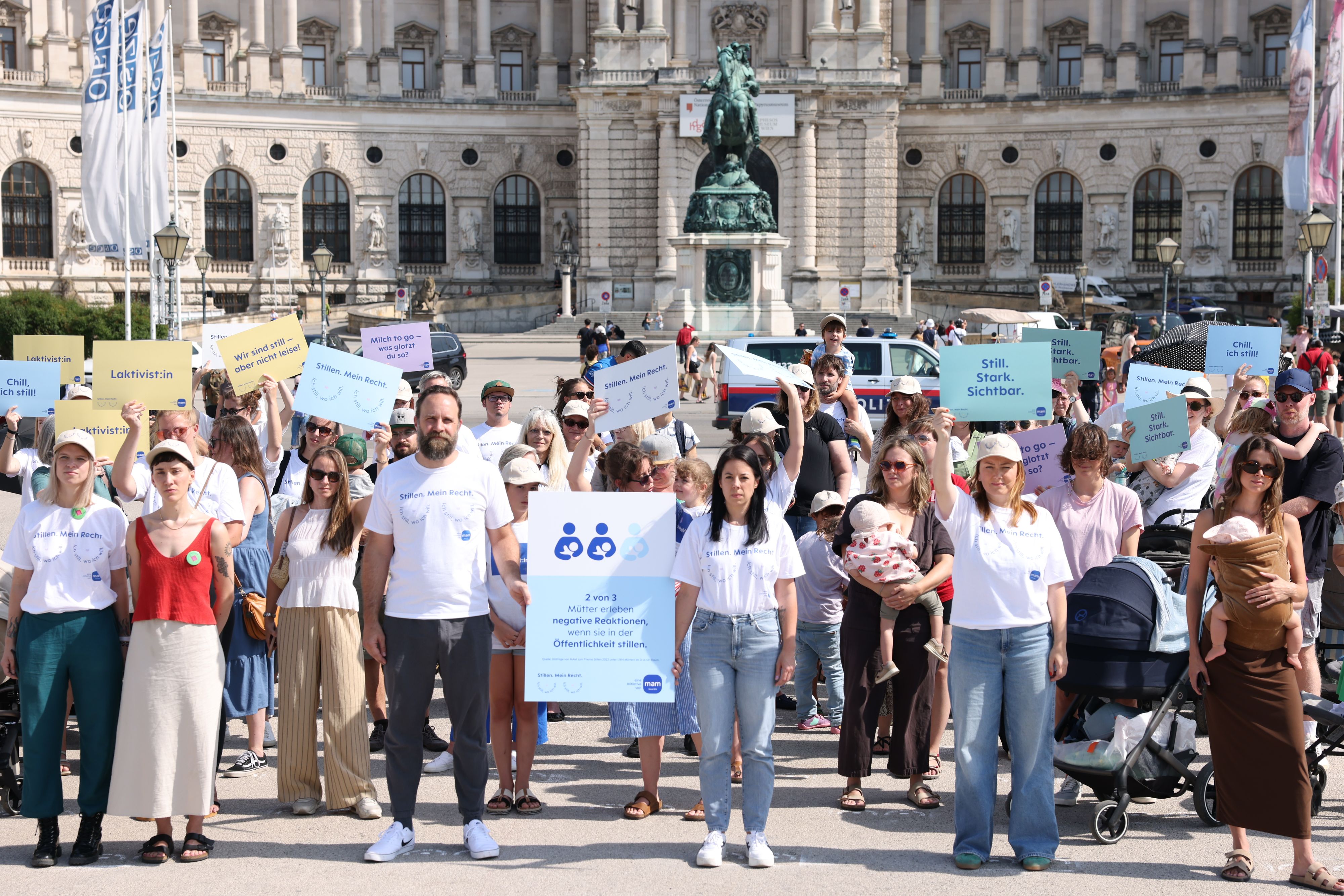 Zahlreiche Mütter und Väter versammelten sich am Heldenplatz und setzten ein Zeichen gegen 