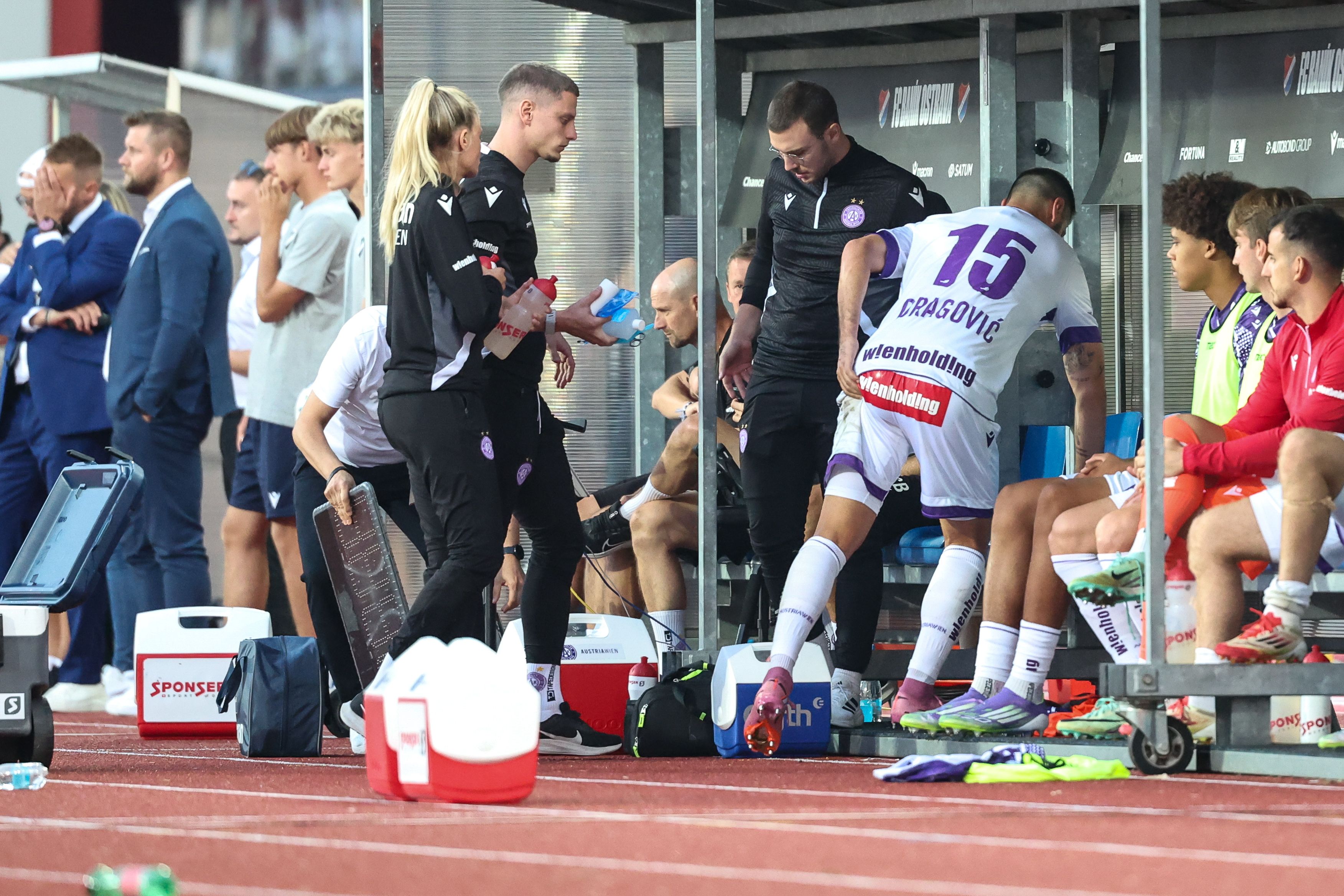 Aleksandar Dragovic humpelt vom Platz.