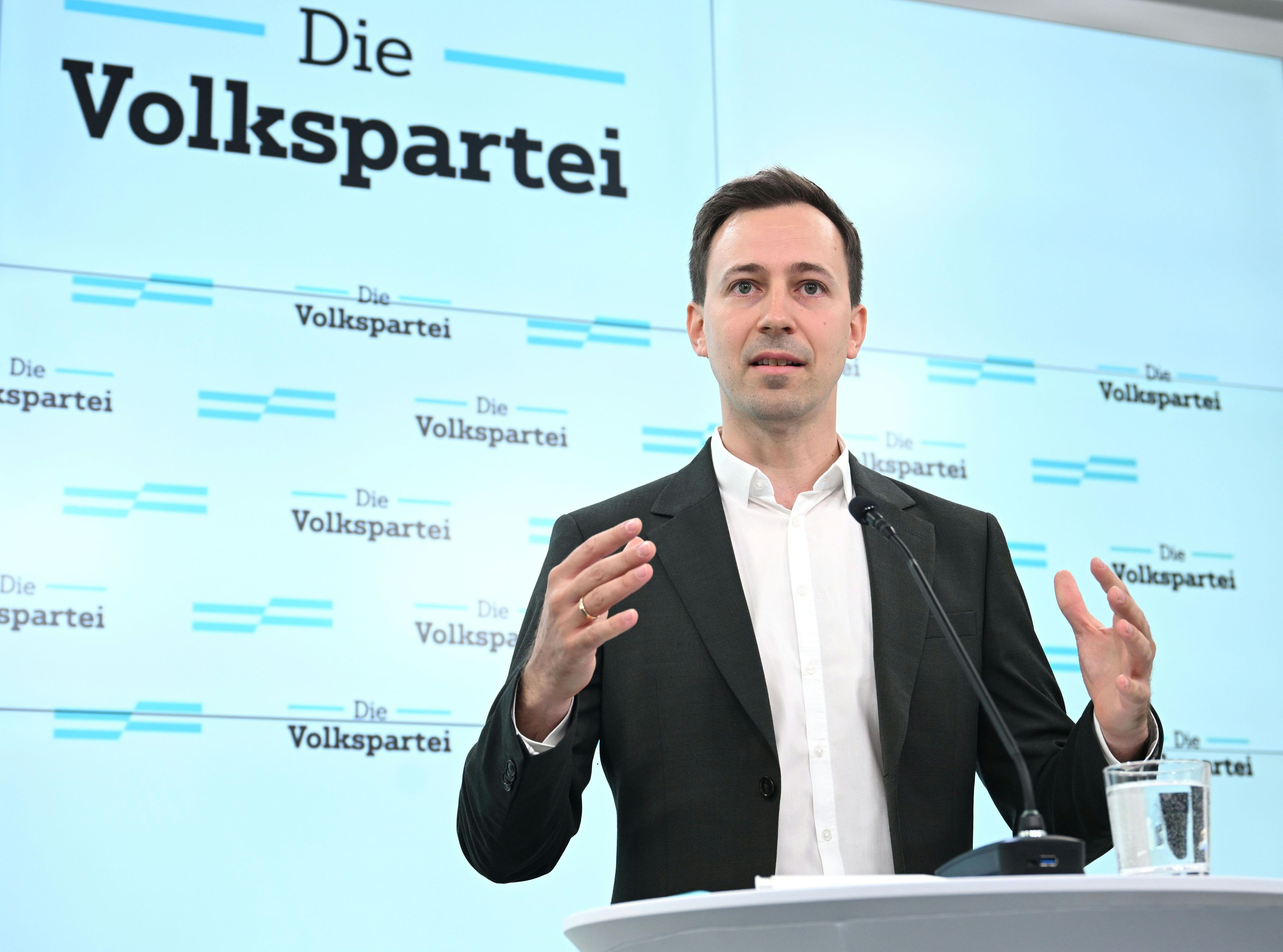 ÖVP-Generalsekretär Nico Marchetti trat am Donnerstagvormittag vor die Presse. 