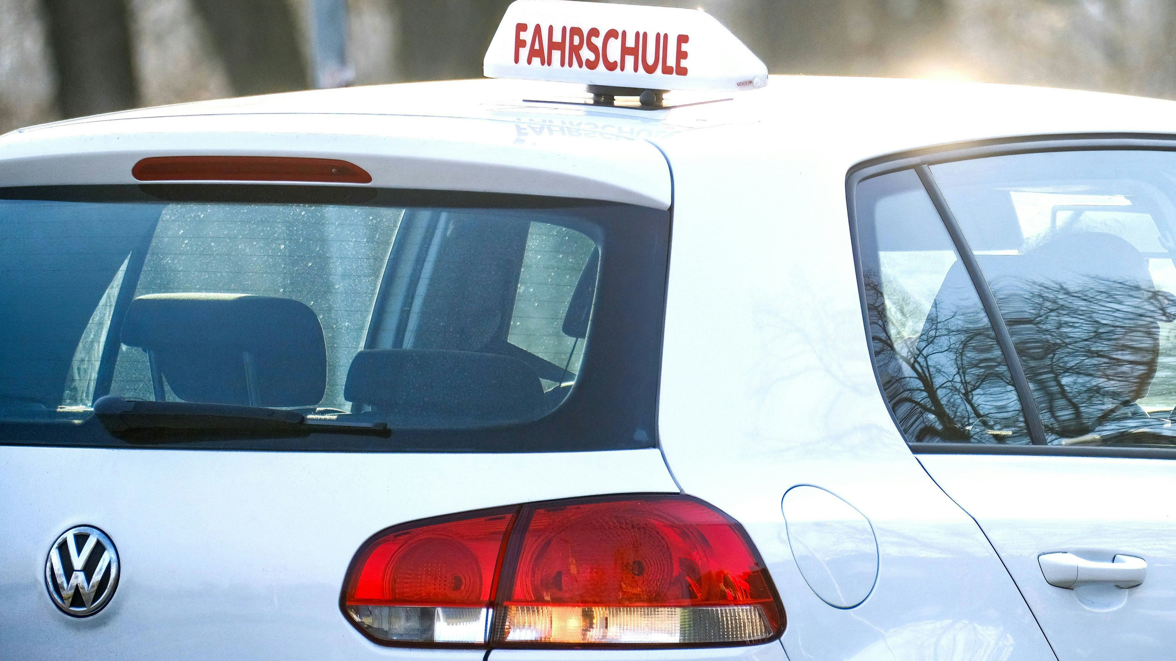 Heute.at - Fahrlehrer trinkt Wein, dann gibt er Unterricht