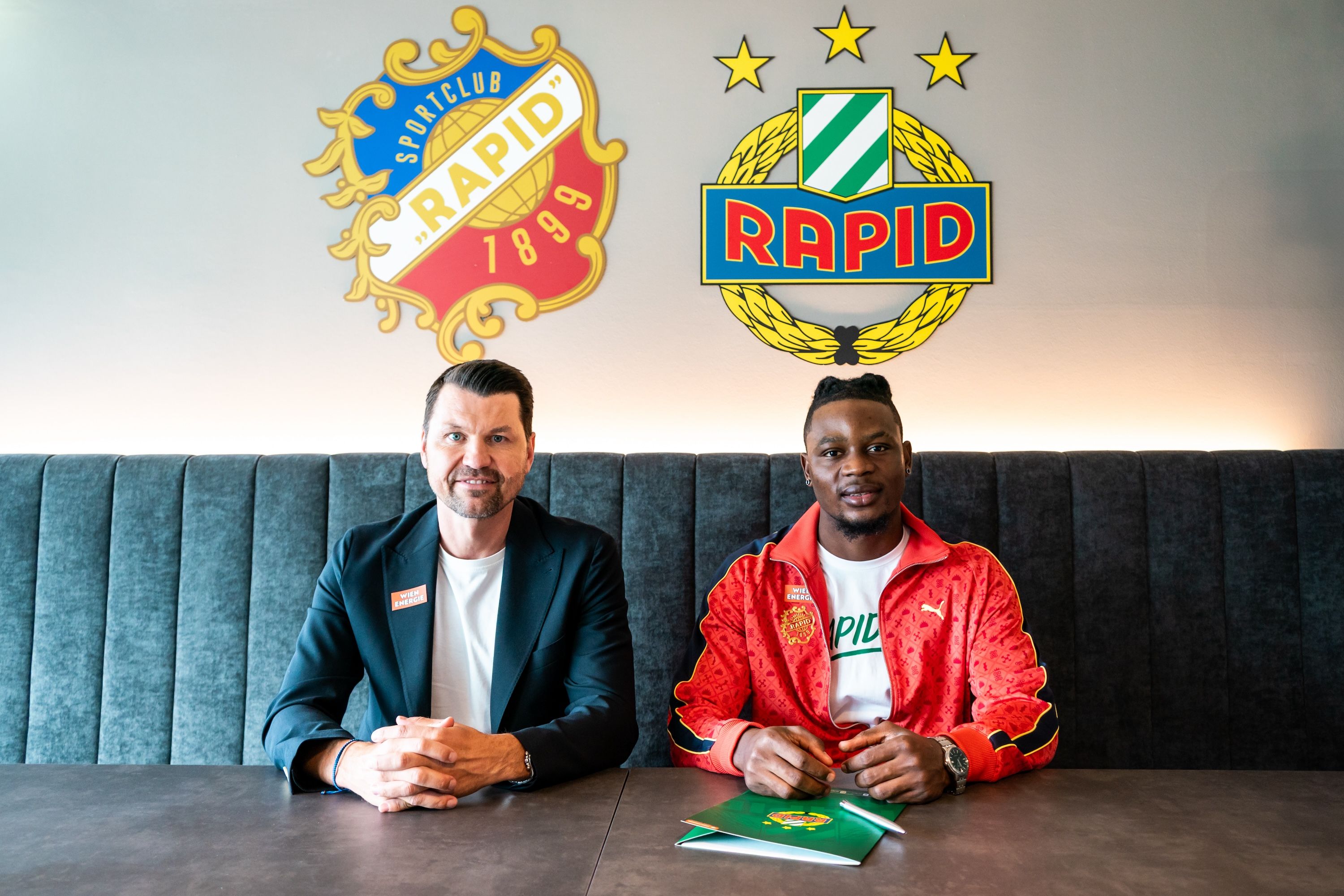Martin Ndzie unterschreibt bei Rapid Wien. 