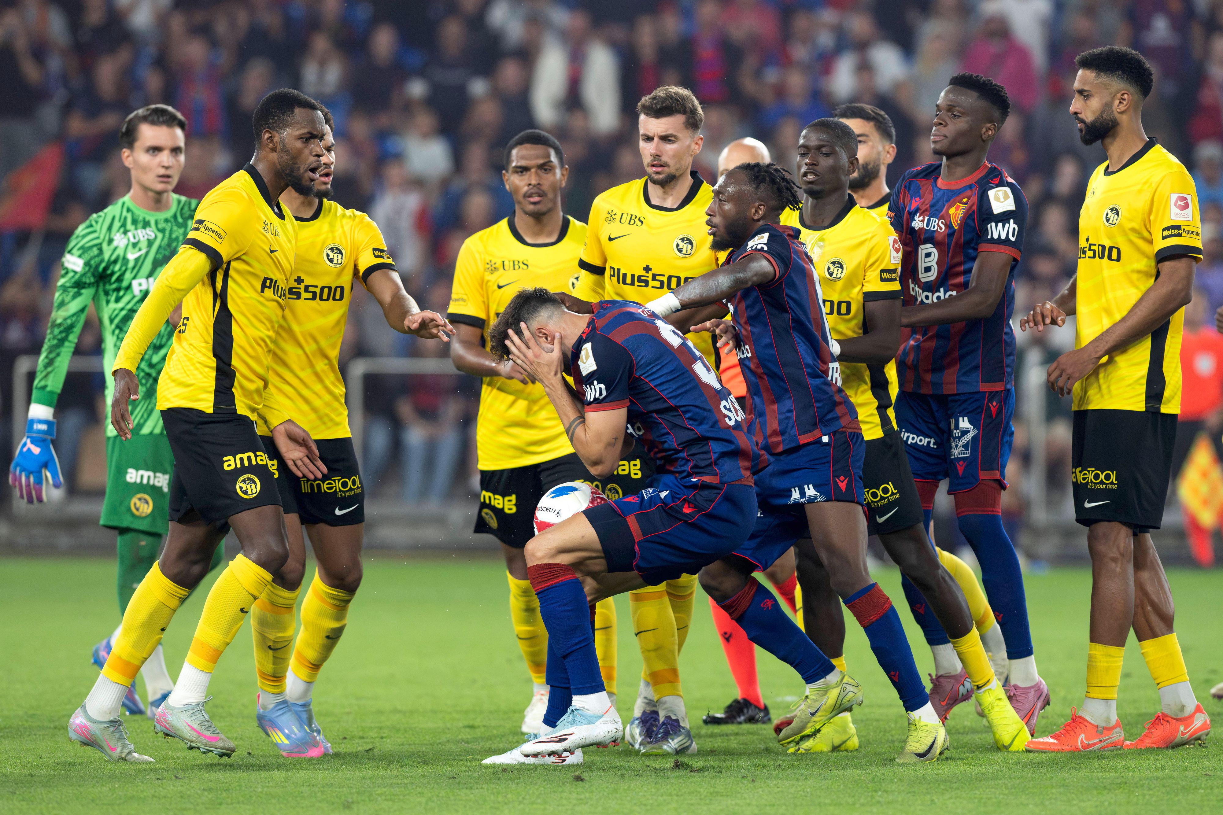 Edimilson Fernandes ohrfeigt Dominik Schmid.