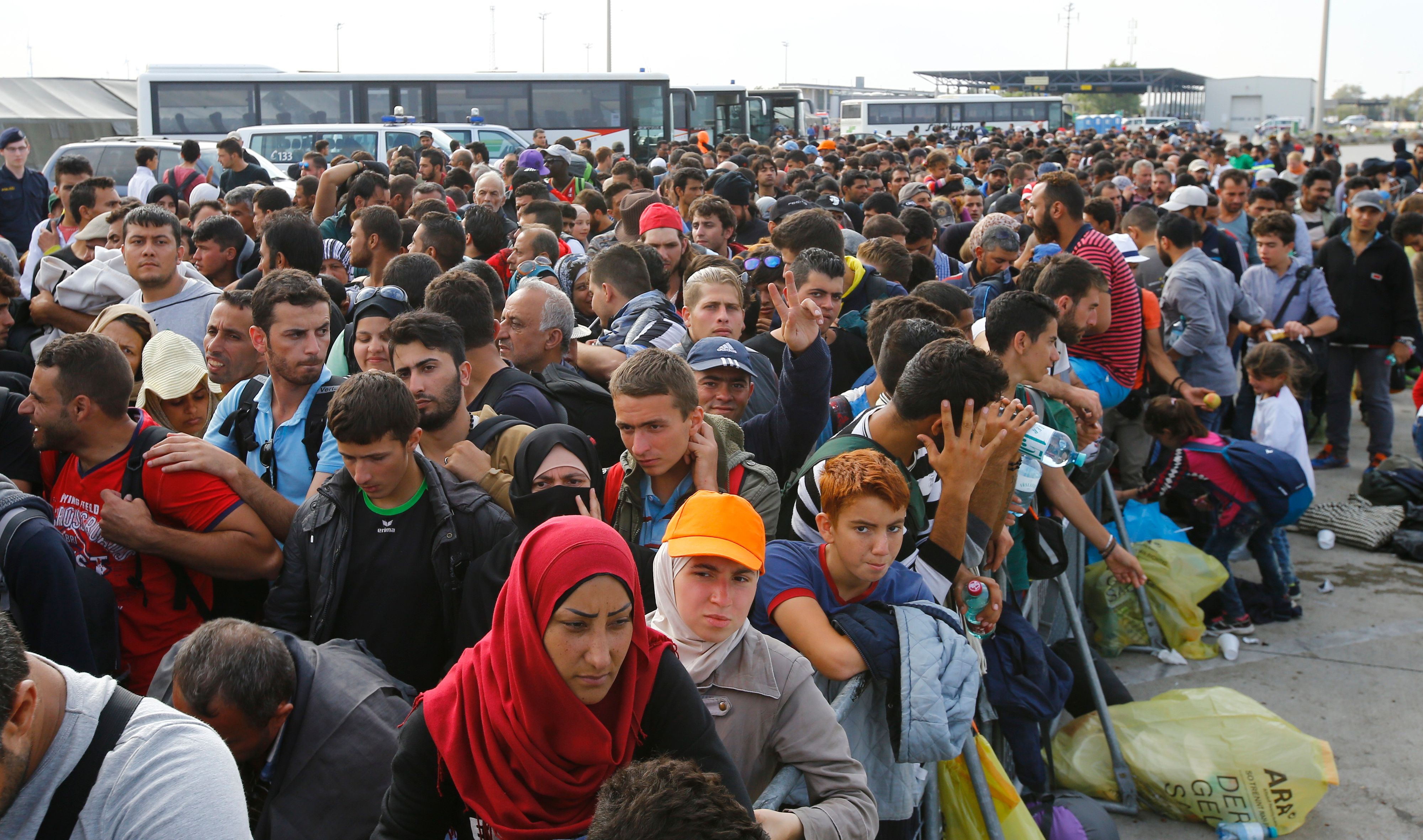 Innerhalb kürzester Zeit kamen 2015 zehntausende Flüchtlinge über Ungarn nach Österreich.