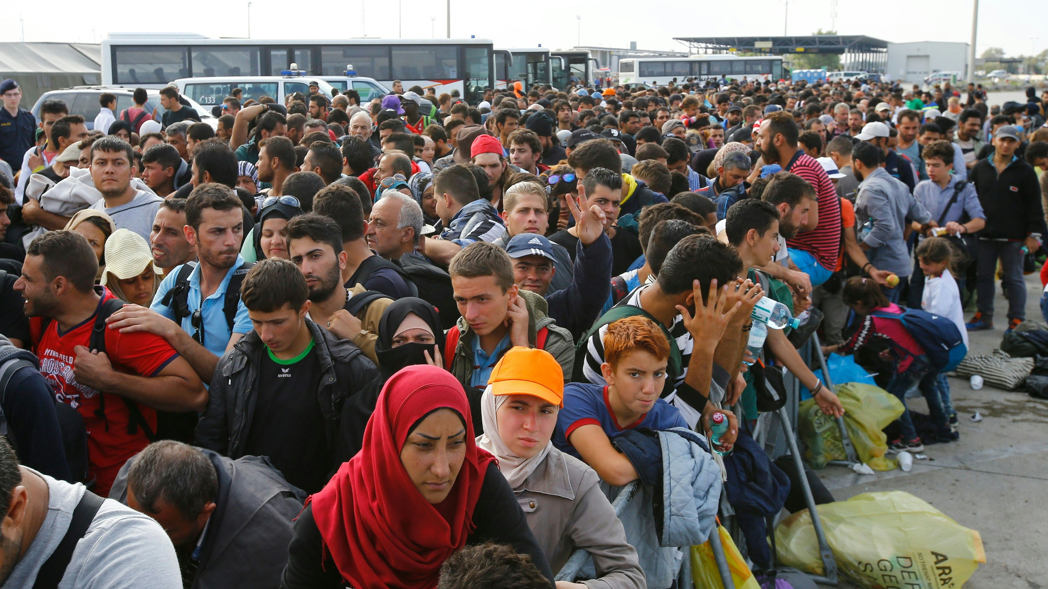 Innerhalb kürzester Zeit kamen 2015 zehntausende Flüchtlinge über Ungarn nach Österreich.