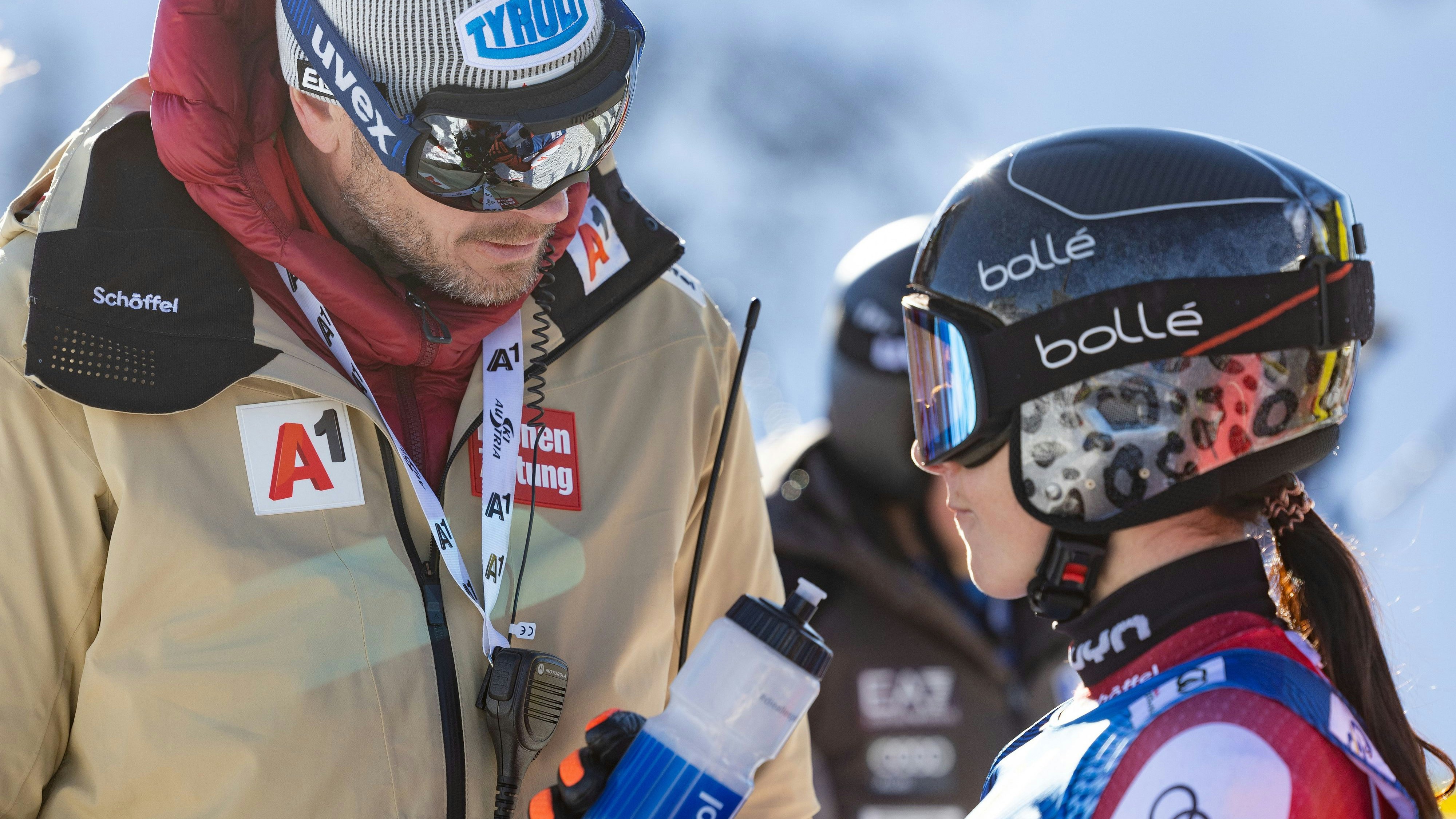 Frauen-Cheftrainer Roland Assinger und ÖSV-Ass Stephanie Venier. 