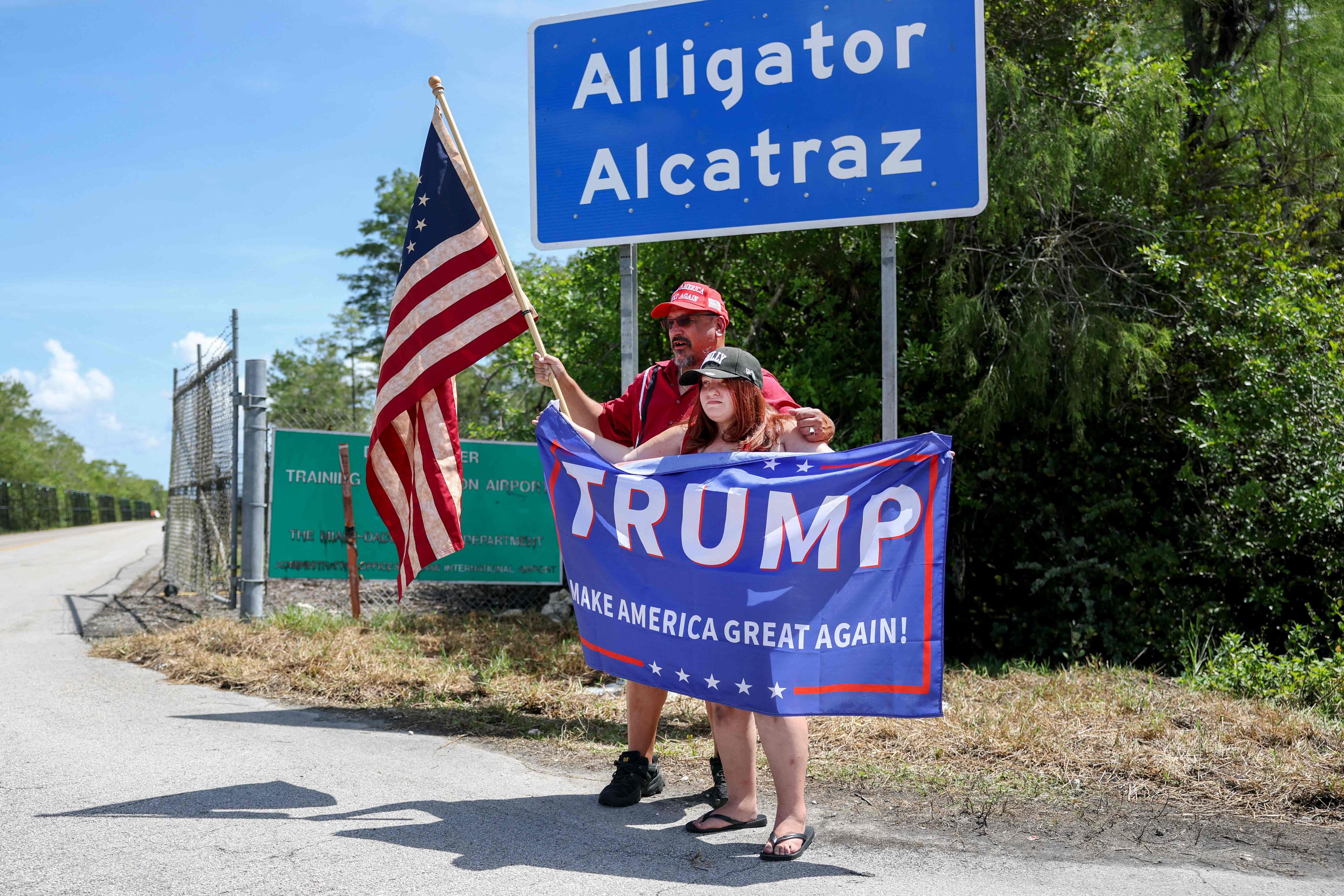 Trump-Fans an der Abzweigung nach Alligator Alcatraz mitten in den Everglades