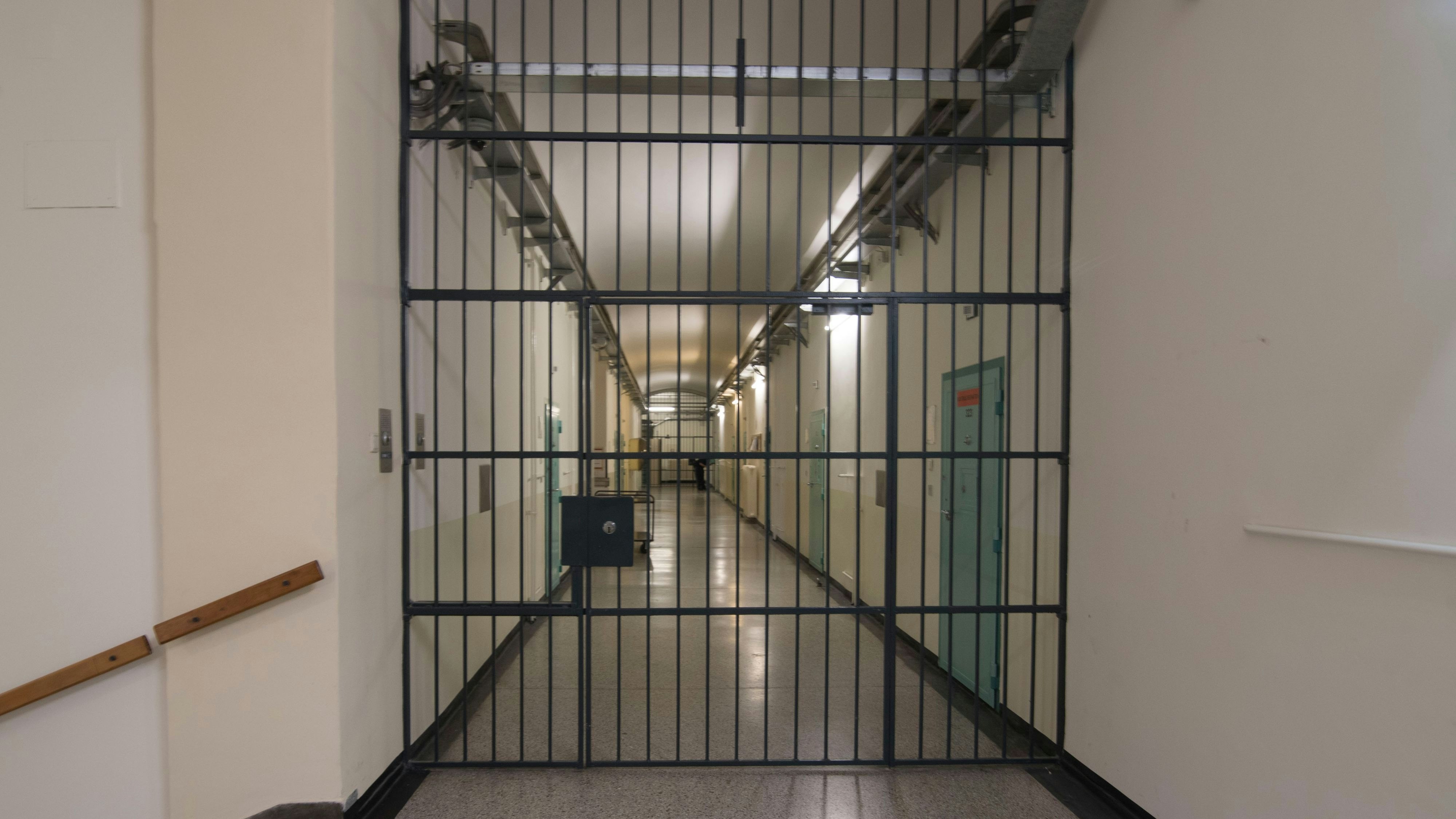 Heute.at - Kein Geld mehr da – jetzt kommen Straftäter frei