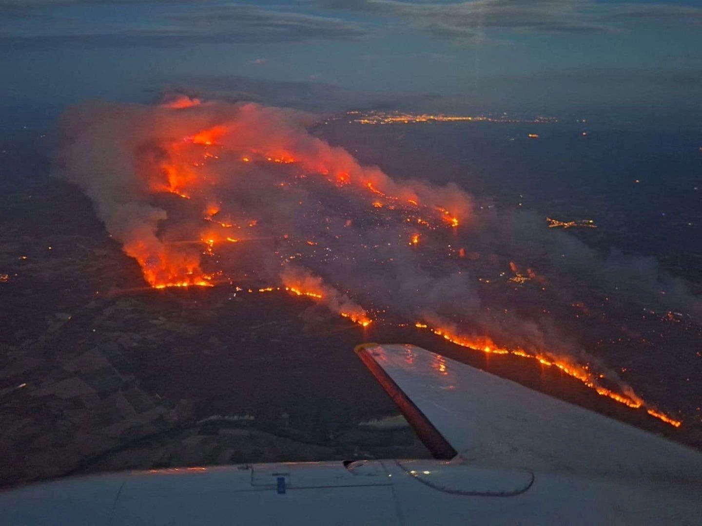 Blick auf das Ausmaß der Verwüstung aus einem Flugzeug.