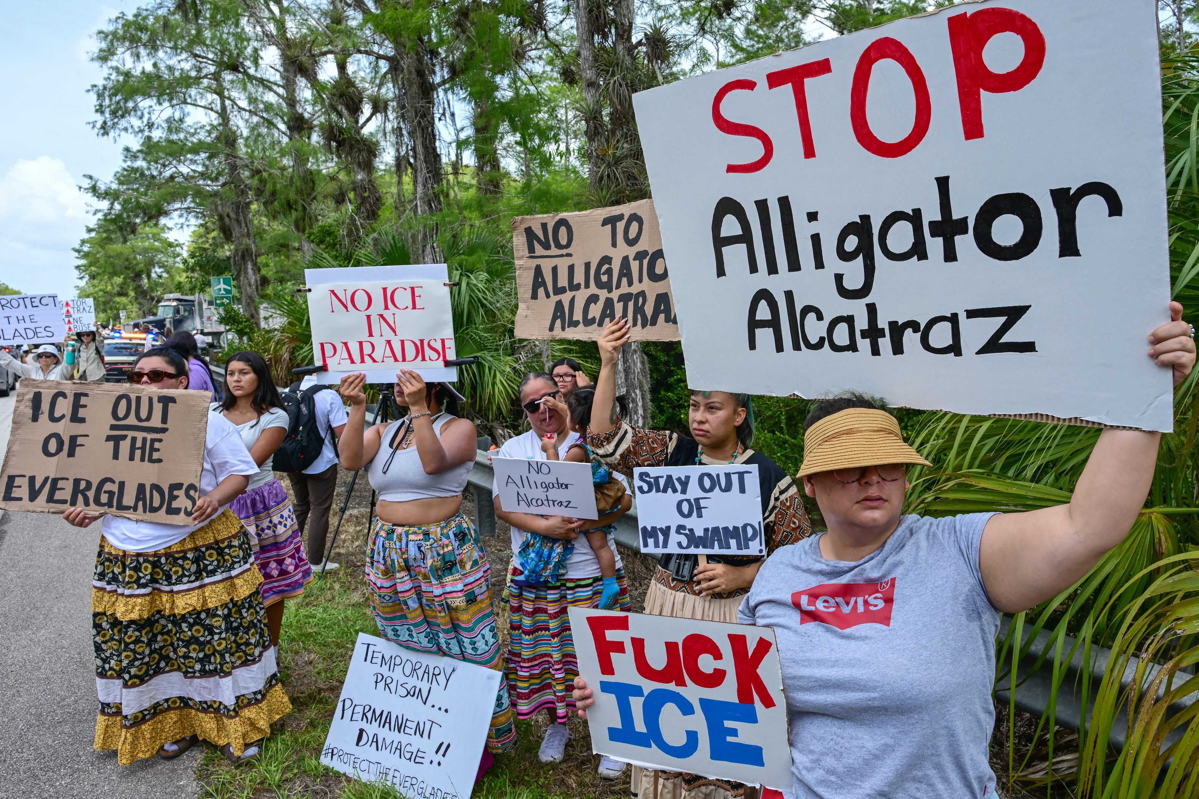 Gegner der Strafanstalt protestieren ebenfalls vor den Toren von Alligator Alcatraz