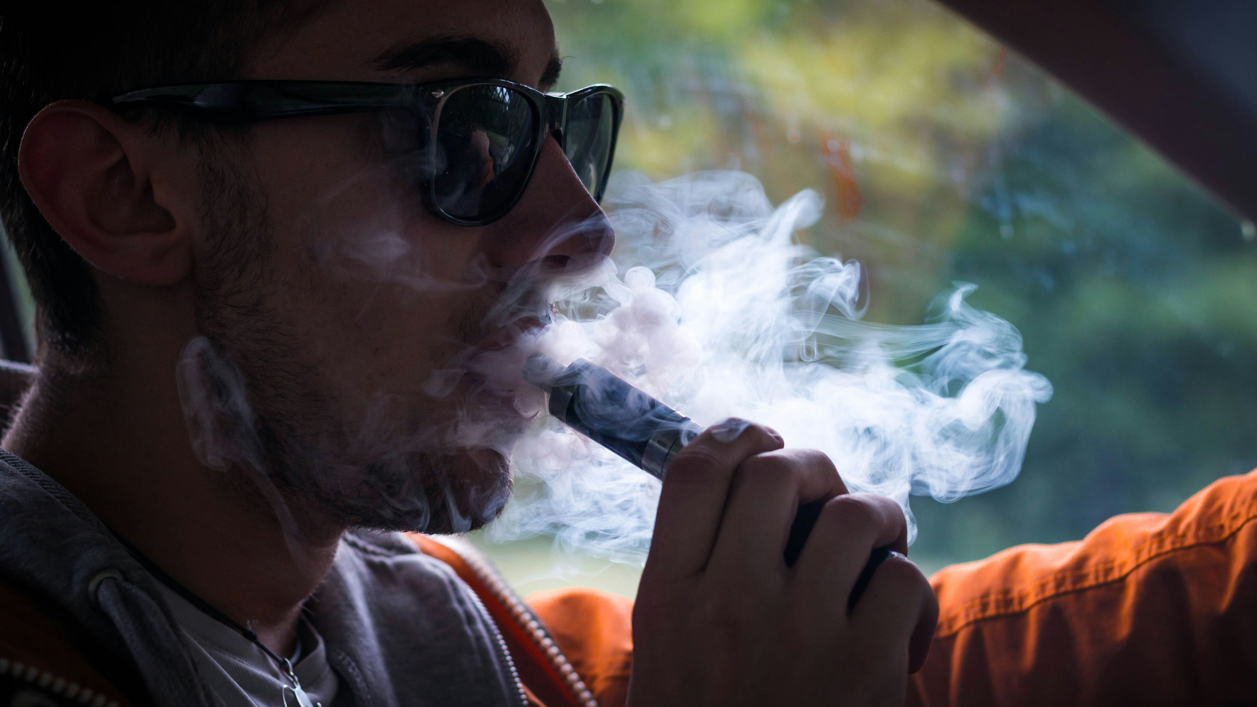 Rauchen und vapen ist in Mietautos normalerweise verboten. Da es nur schwer nachweisbar ist, gibts oft keine Strafe. Mit neuen Rauchmeldern im Auto ändert sich das.